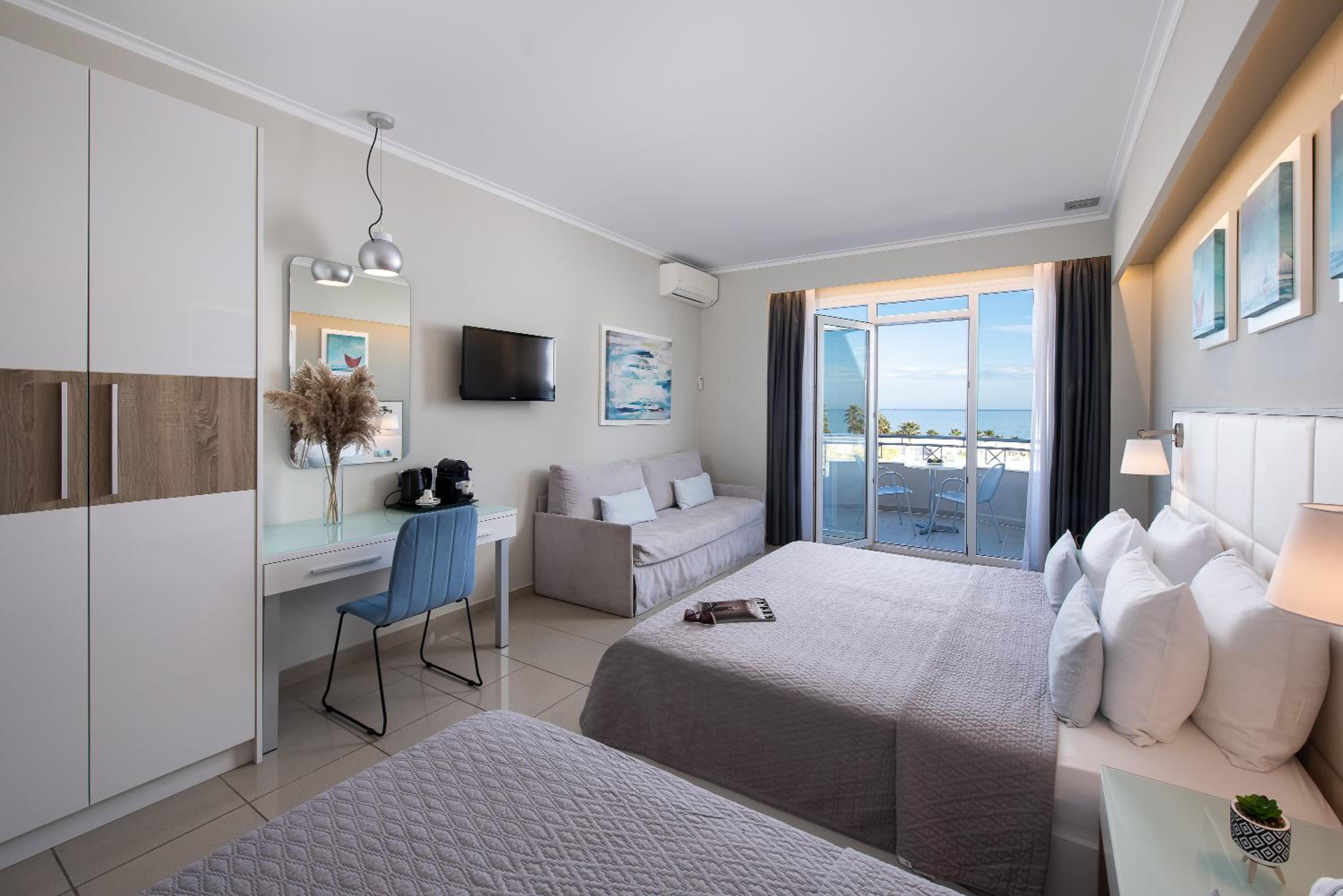 Family Room with Sea View photo 3