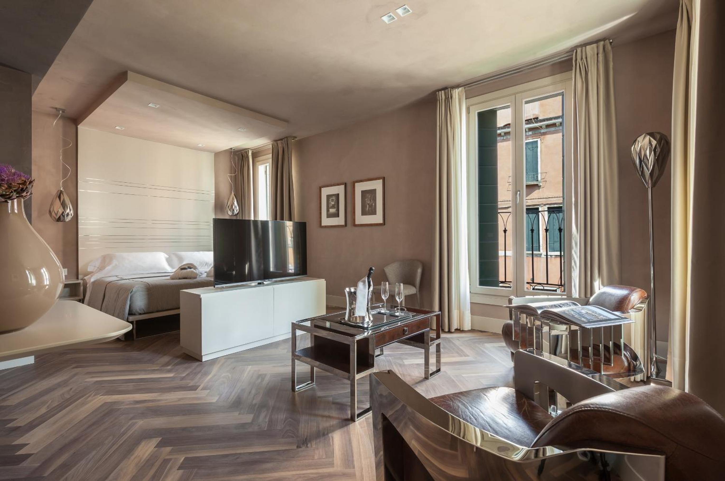 Queen Suite Corner Canal View with Turkish Bath photo 1