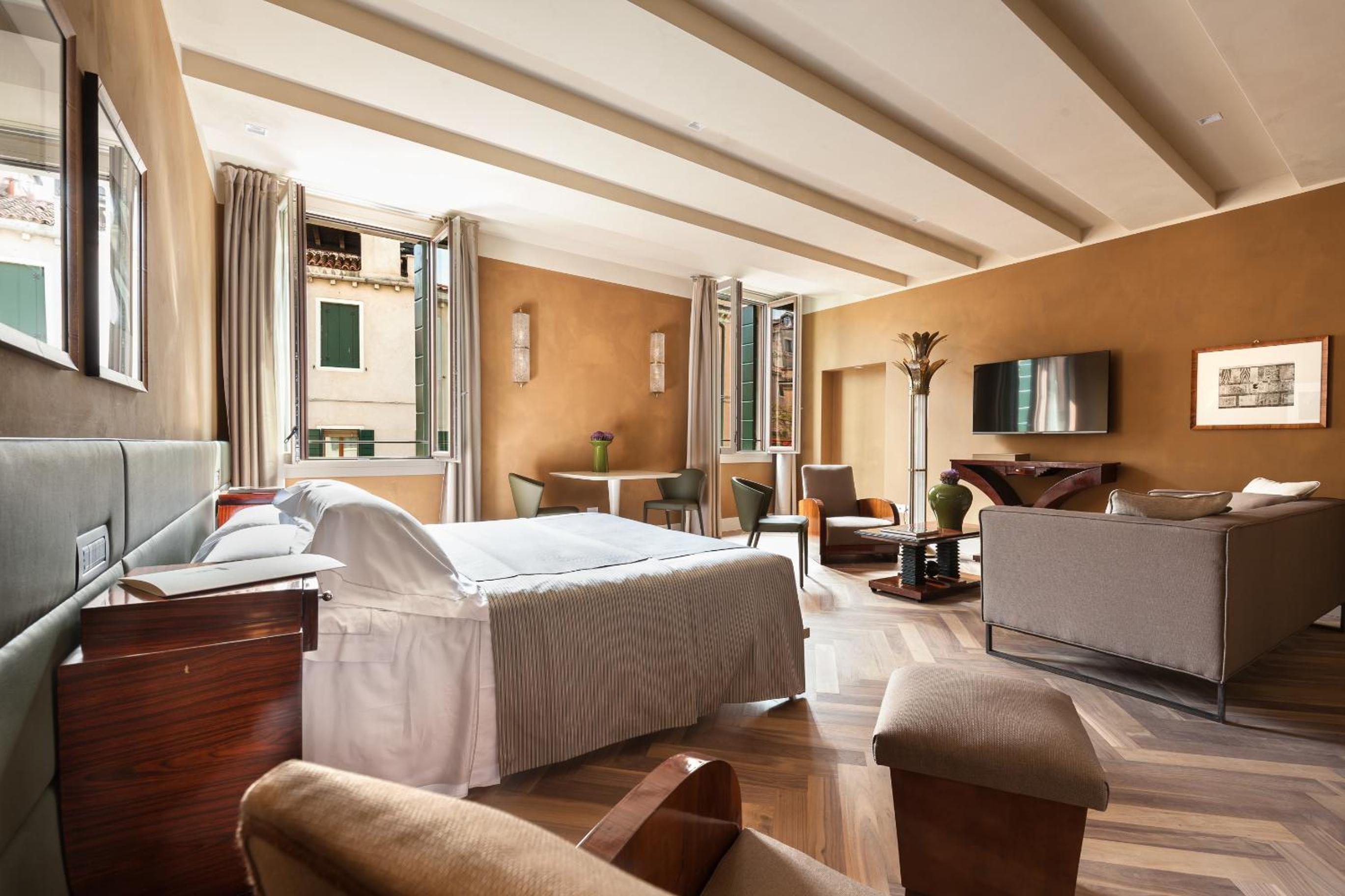 Queen Suite with Canal View and Turkish Bath photo 1