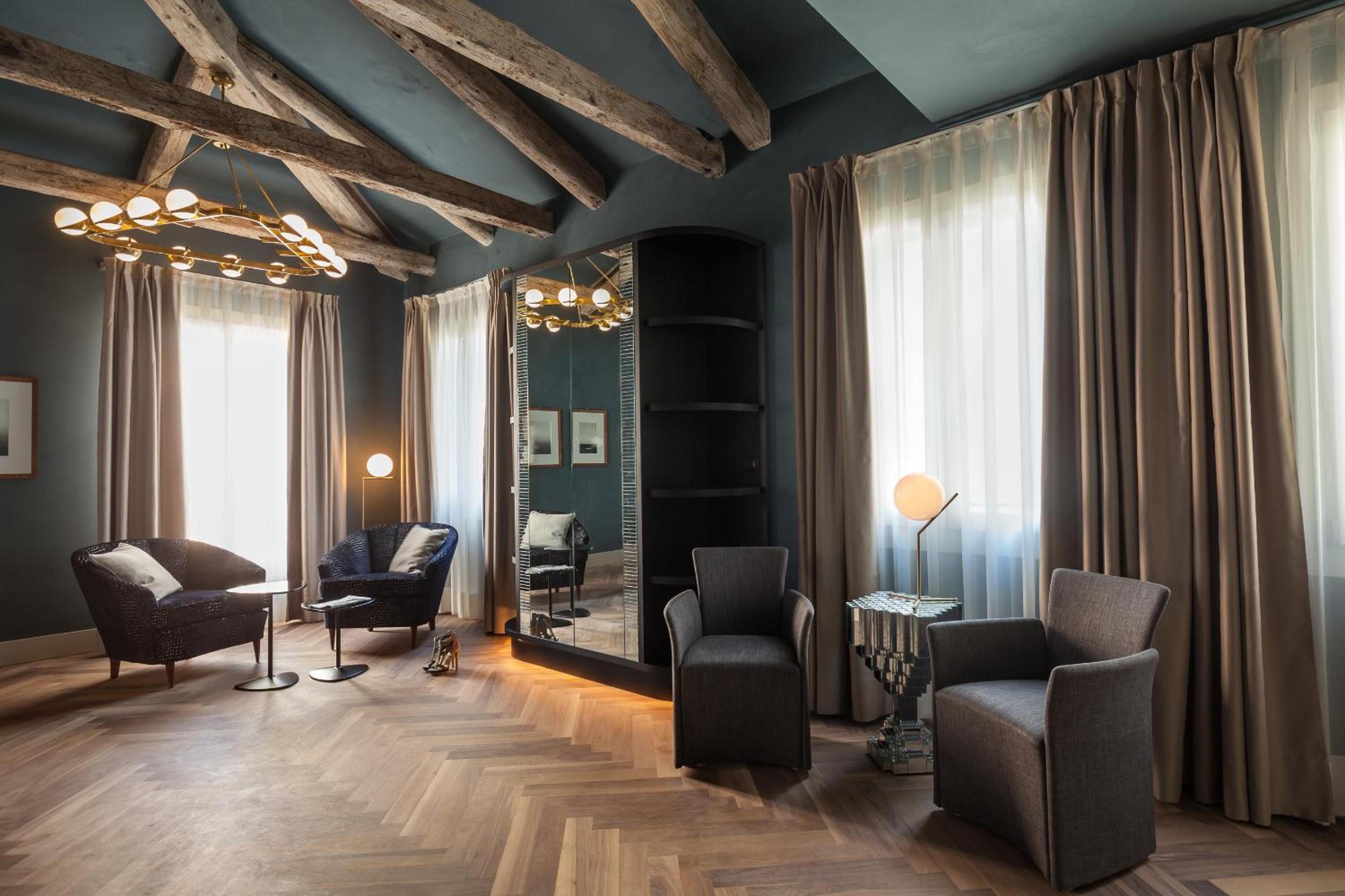 King Suite with canal view and spa photo 1
