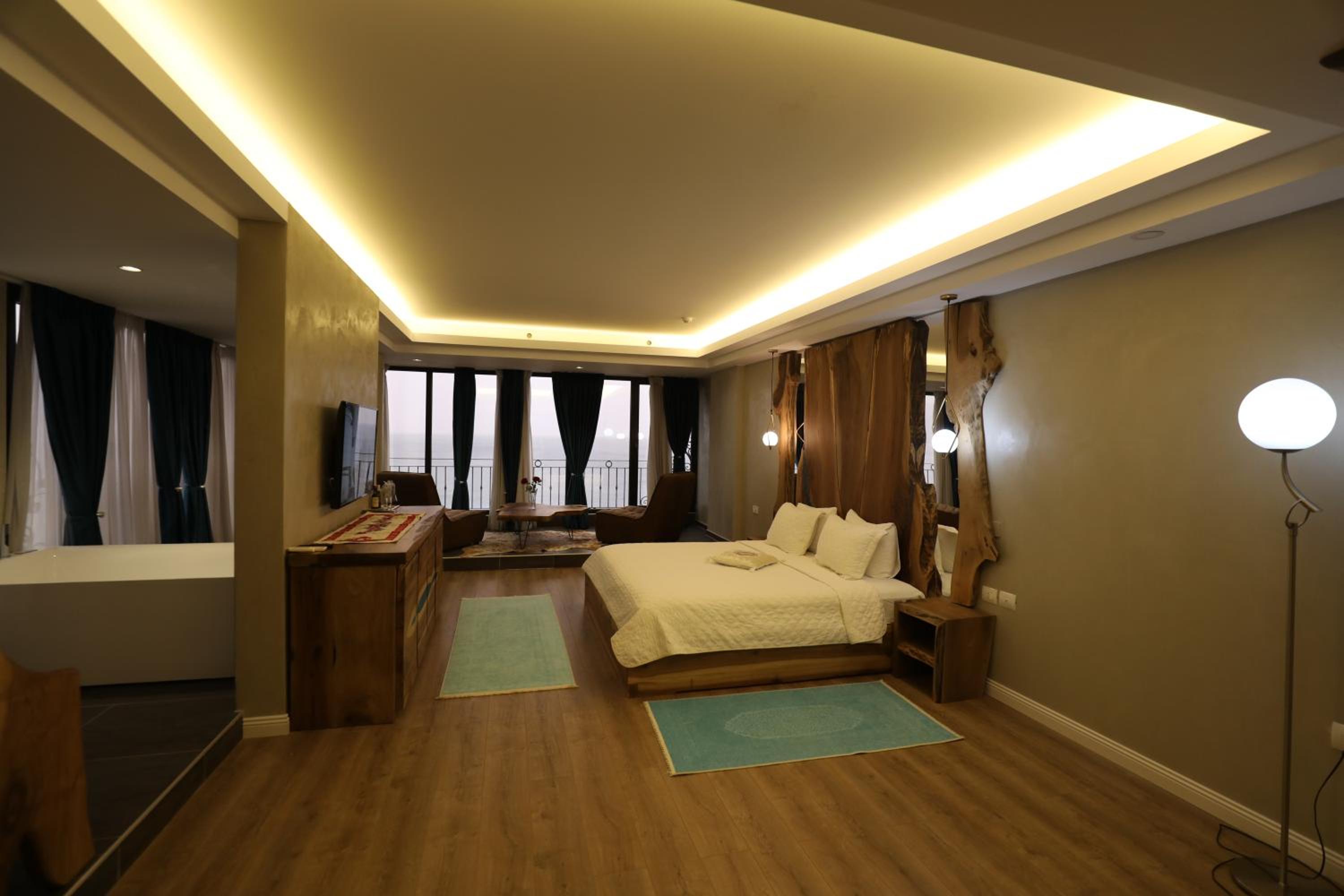 Deluxe Queen Suite photo 1
