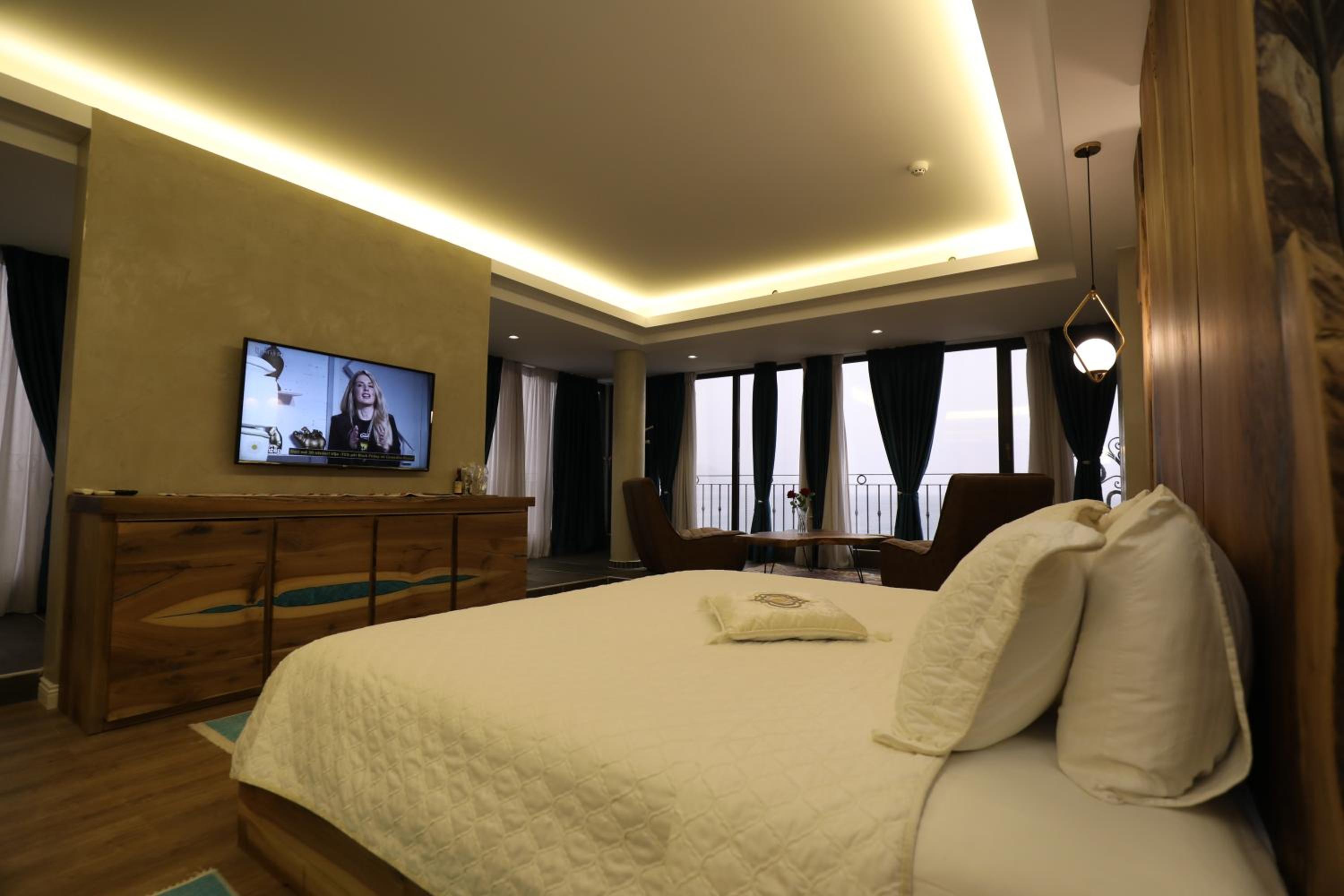 Deluxe Double Room with Balcony photo 2