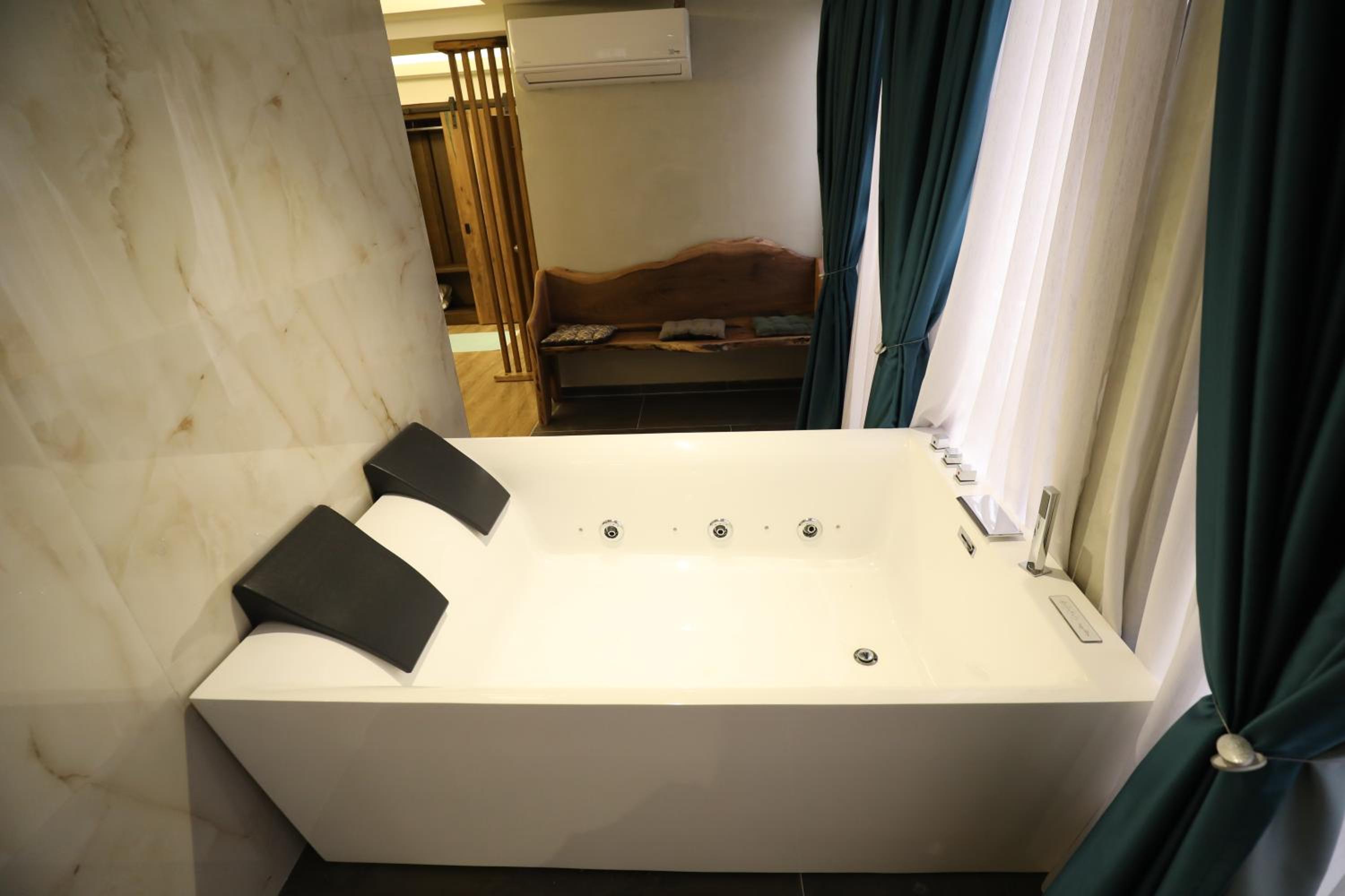 Queen Suite photo 2