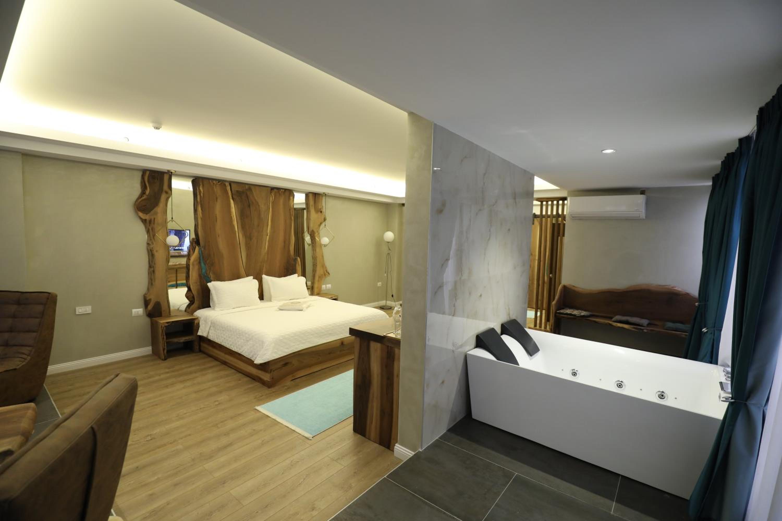 Deluxe King Suite photo 2