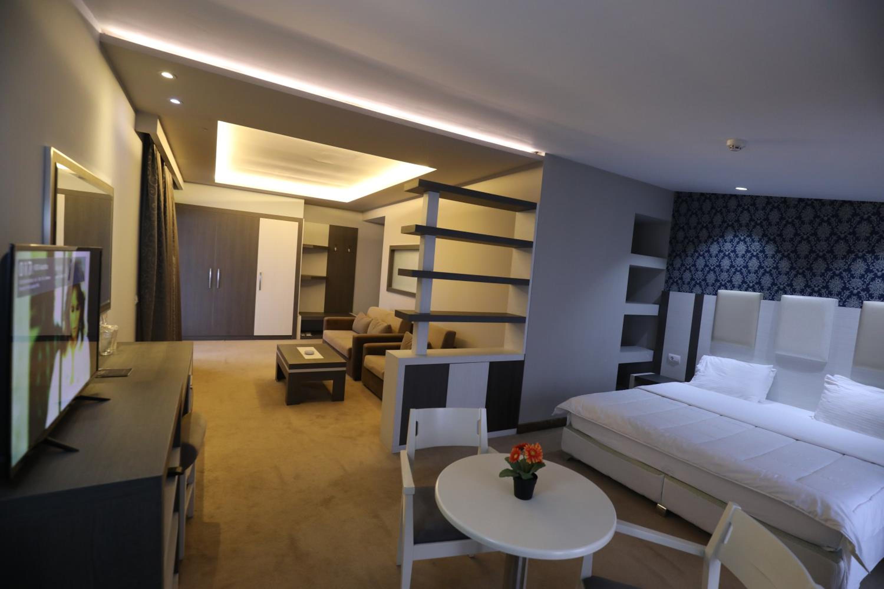 Deluxe King Suite photo 3