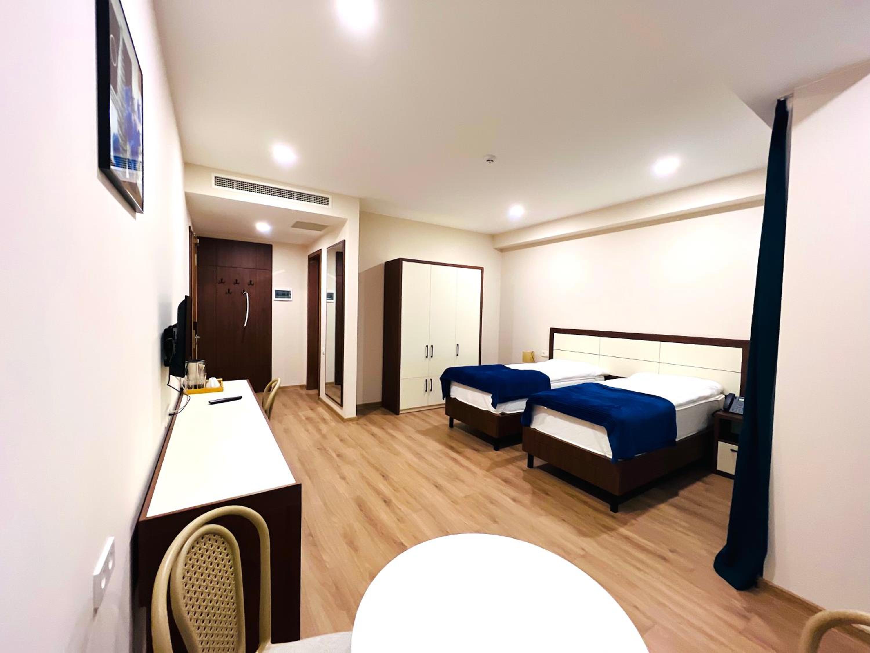 Twin Room with Extra Bed - Photo 4