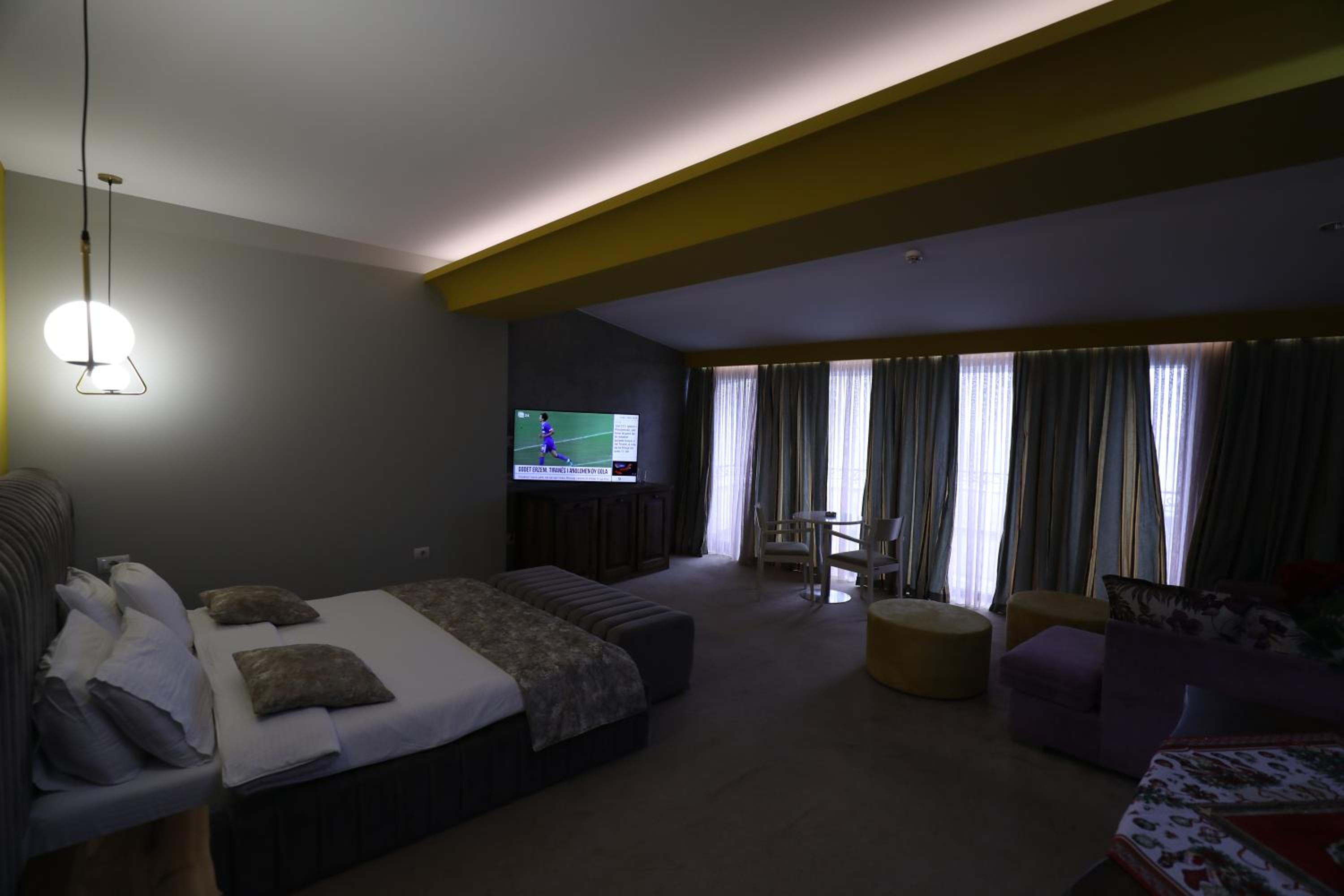 Deluxe Double Room with Balcony photo 3