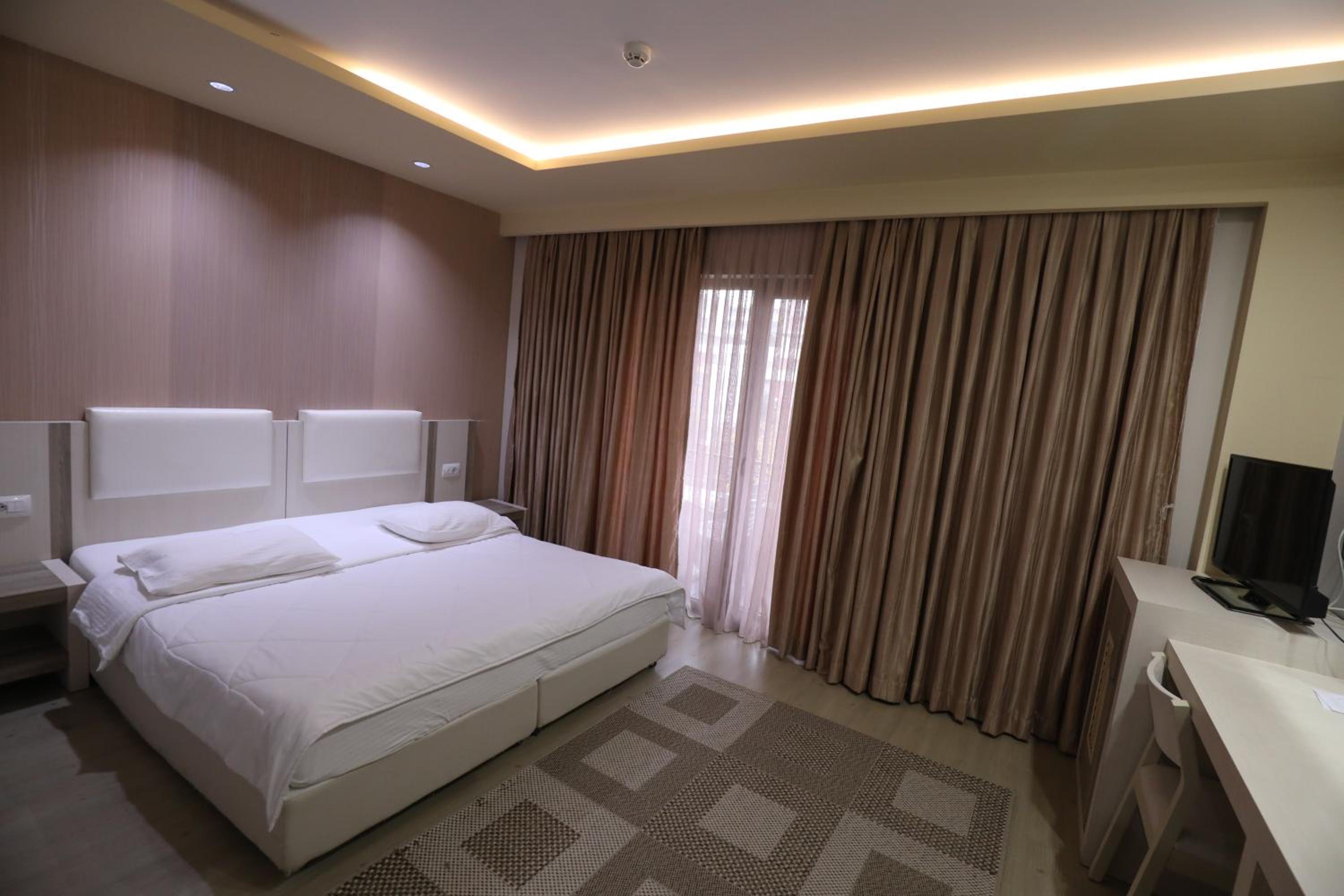 Deluxe Queen Suite