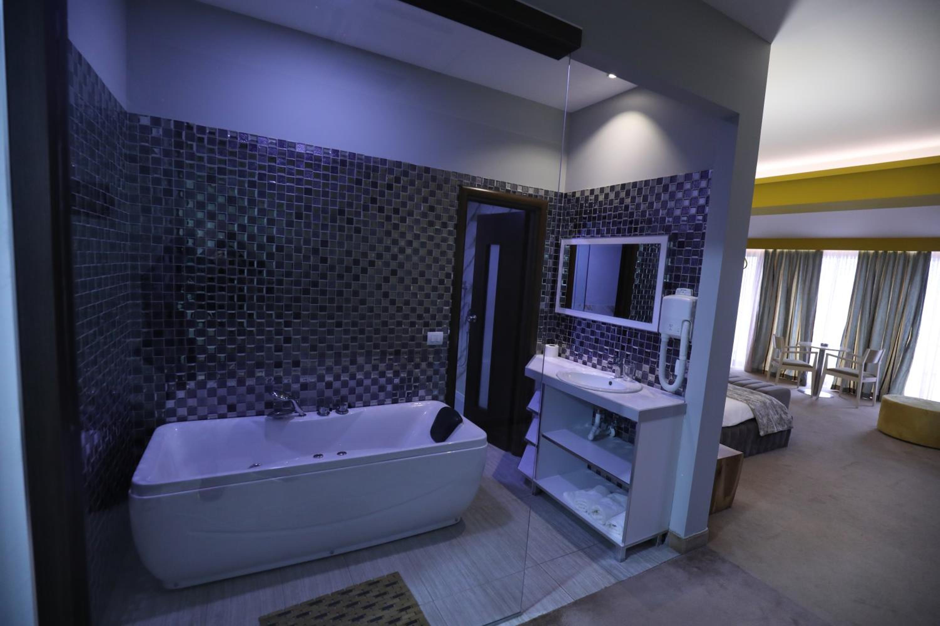 Deluxe King Suite