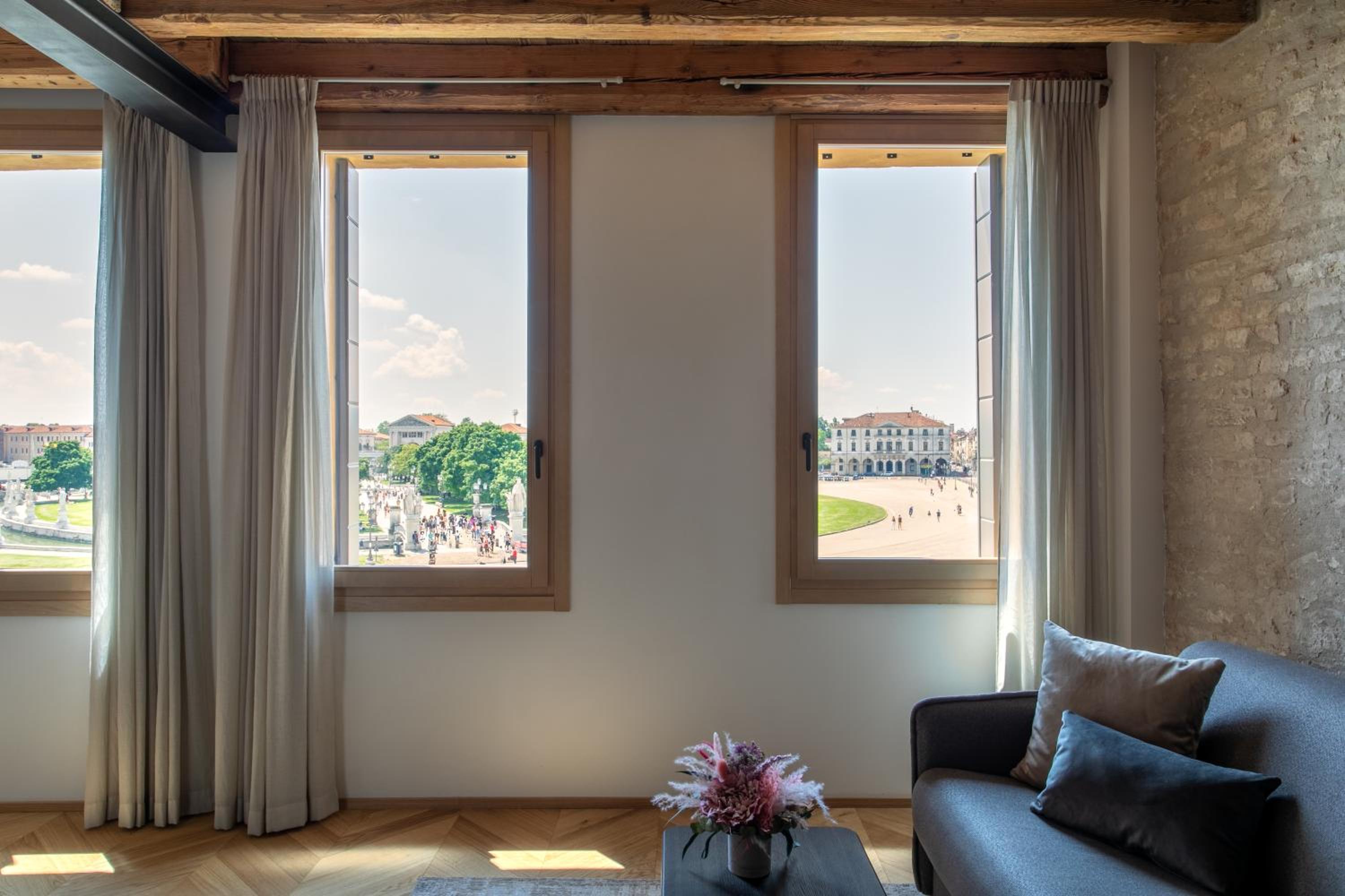 Apartment with City View photo 3