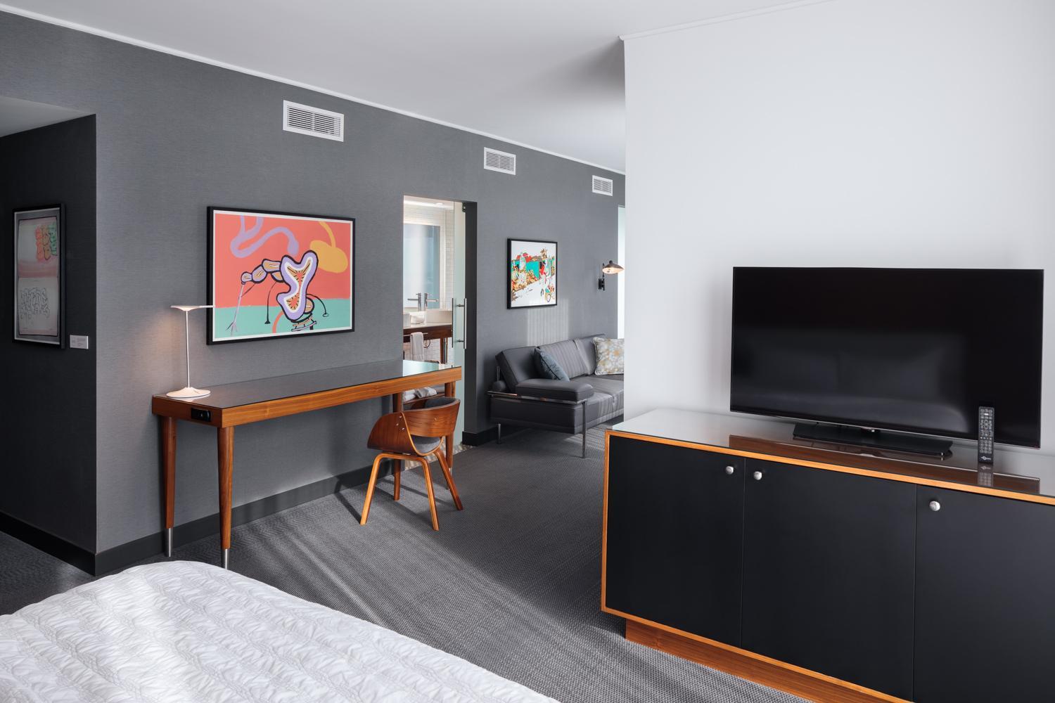 Deluxe Executive One-Bedroom King Suite with City View - Mobility/Hearing Accessible with Roll-In Shower photo 1