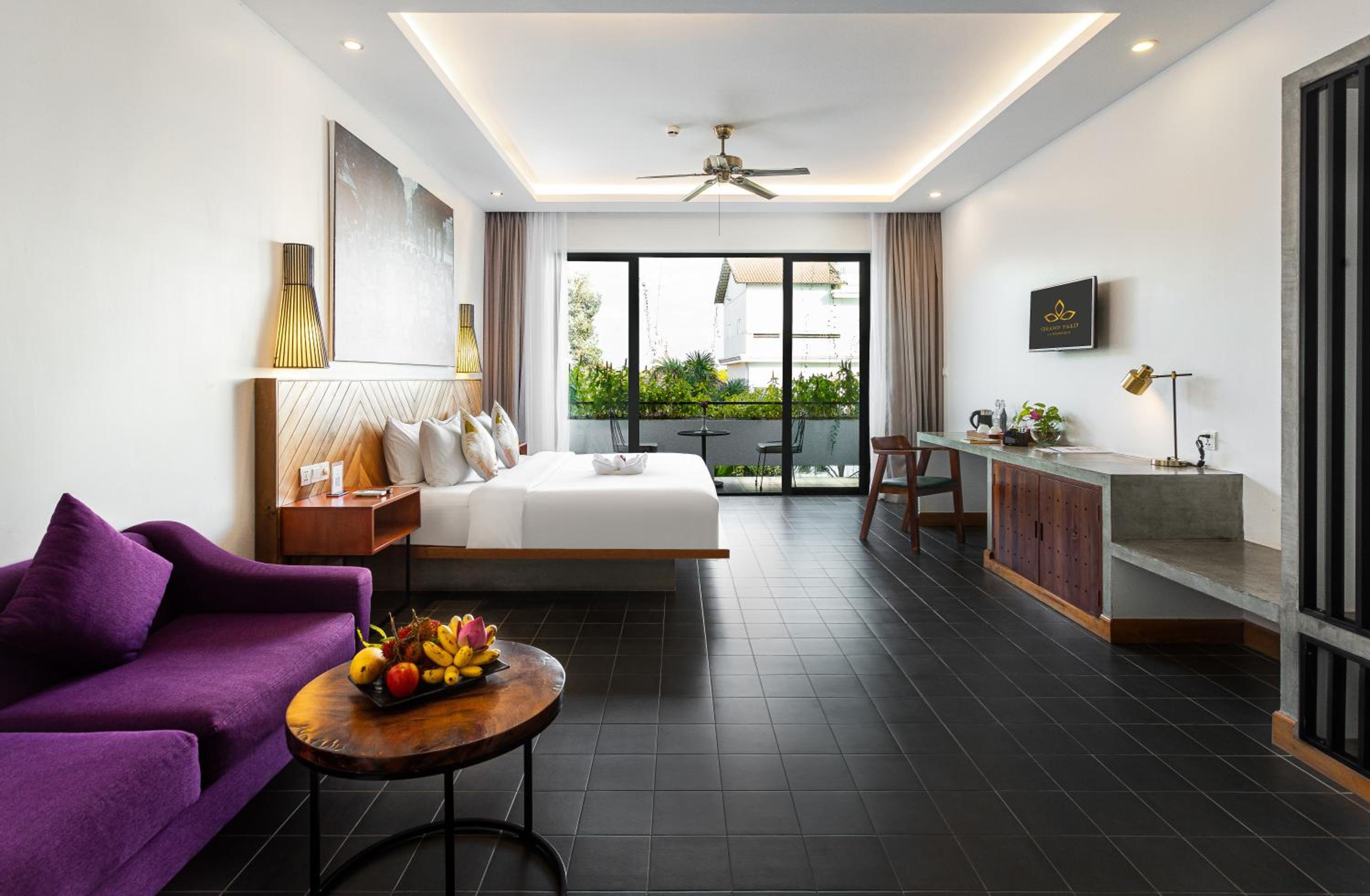 Deluxe King Room with  Pool View  - Photo 1