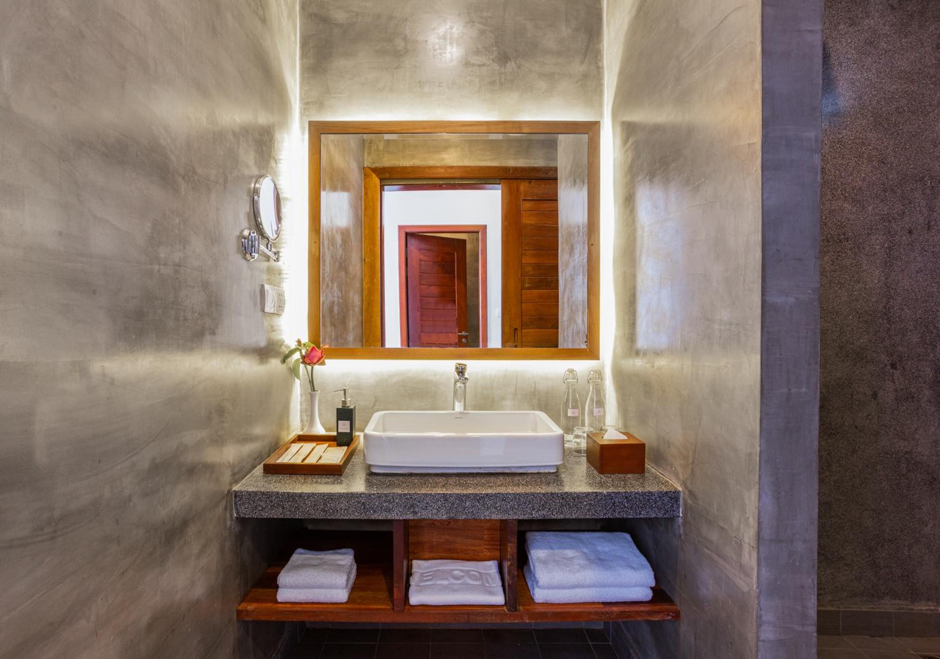 Deluxe King Room with  Pool View  - Photo 7
