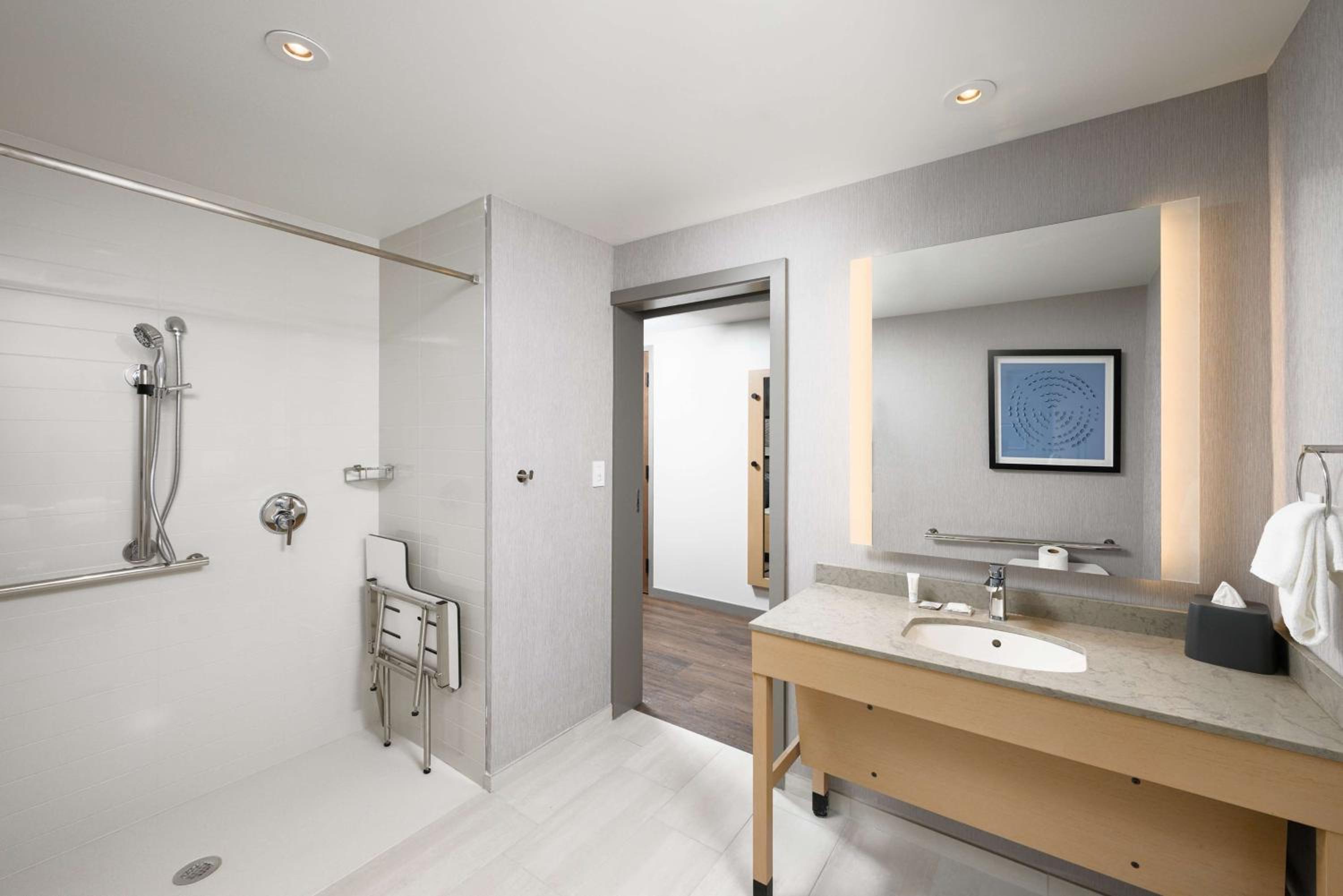 Queen Room with Sofa Bed and Roll-In Shower - Disability Access - Photo 4