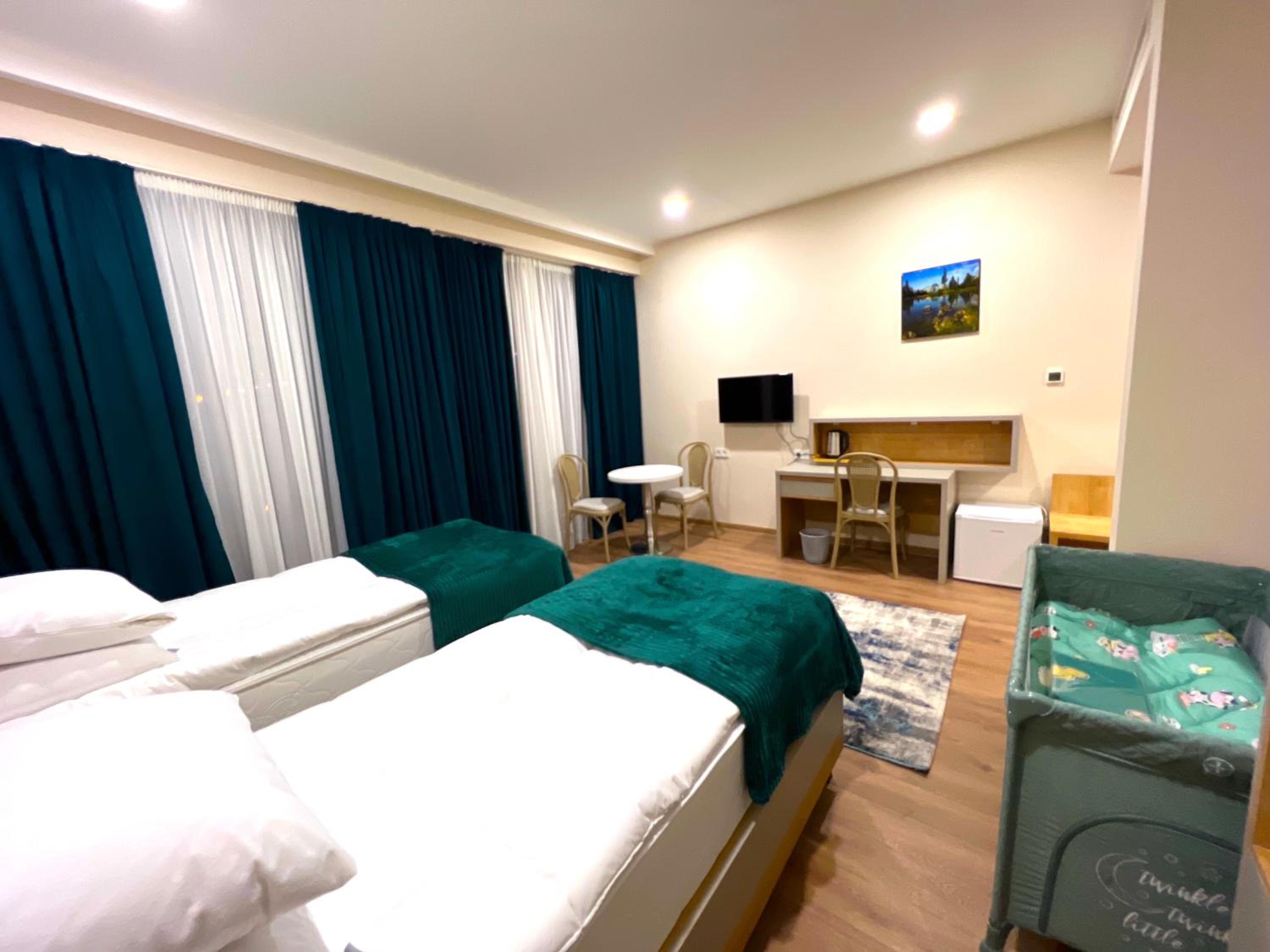 Twin Room with Extra Bed - Photo 2