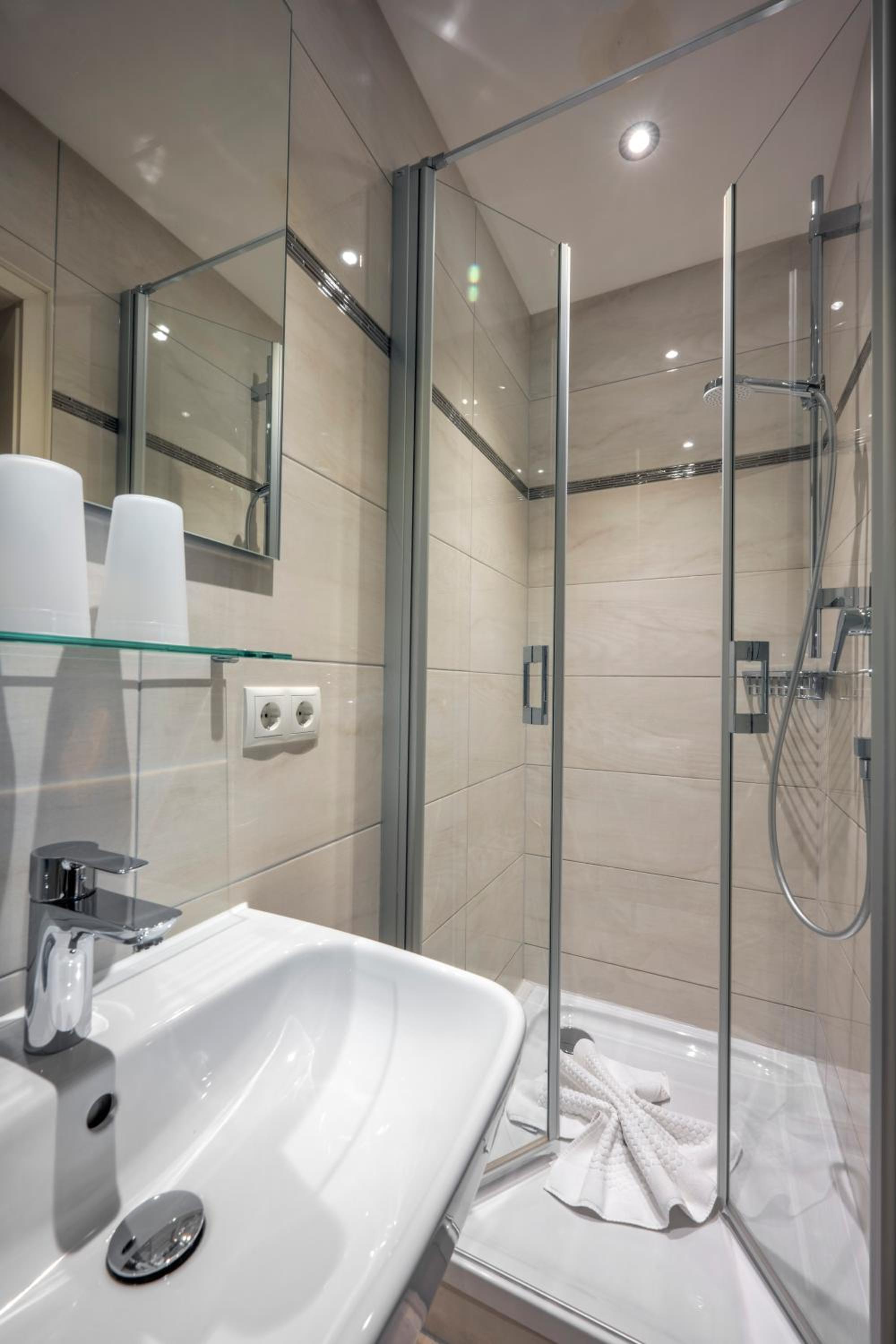 Standard Double Room - Photo 8