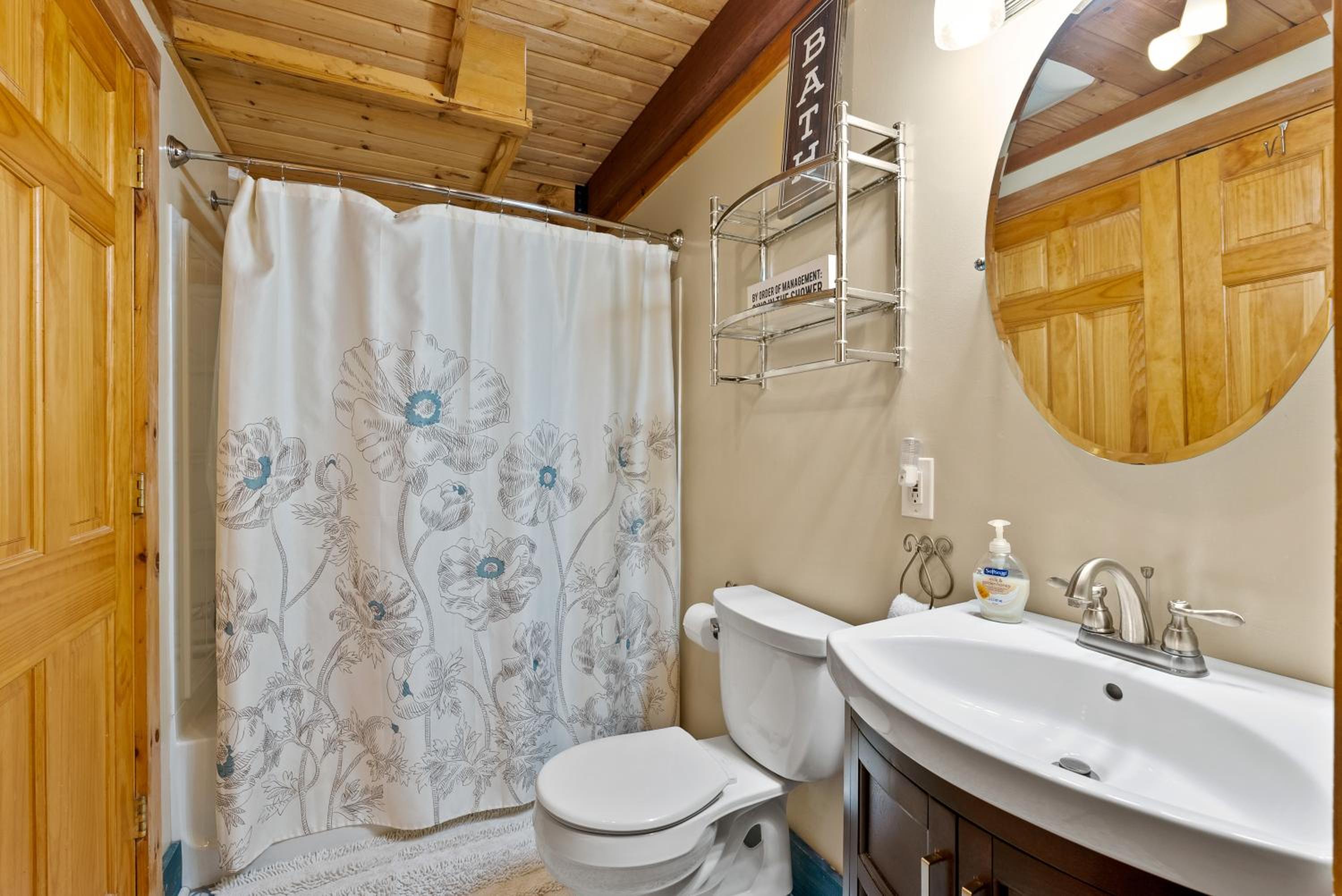 Five-Bedroom House photo 3