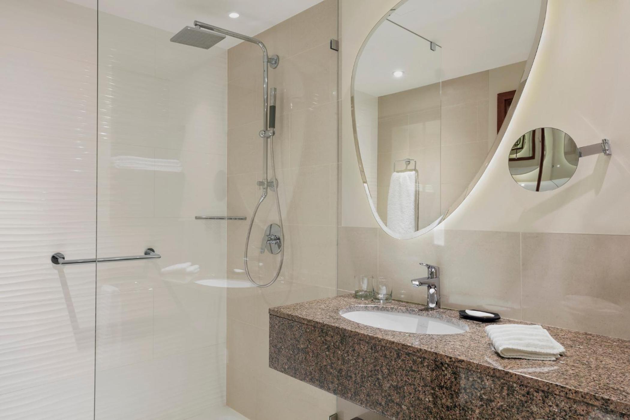 Superior, Guest room, 1 King - Photo 2