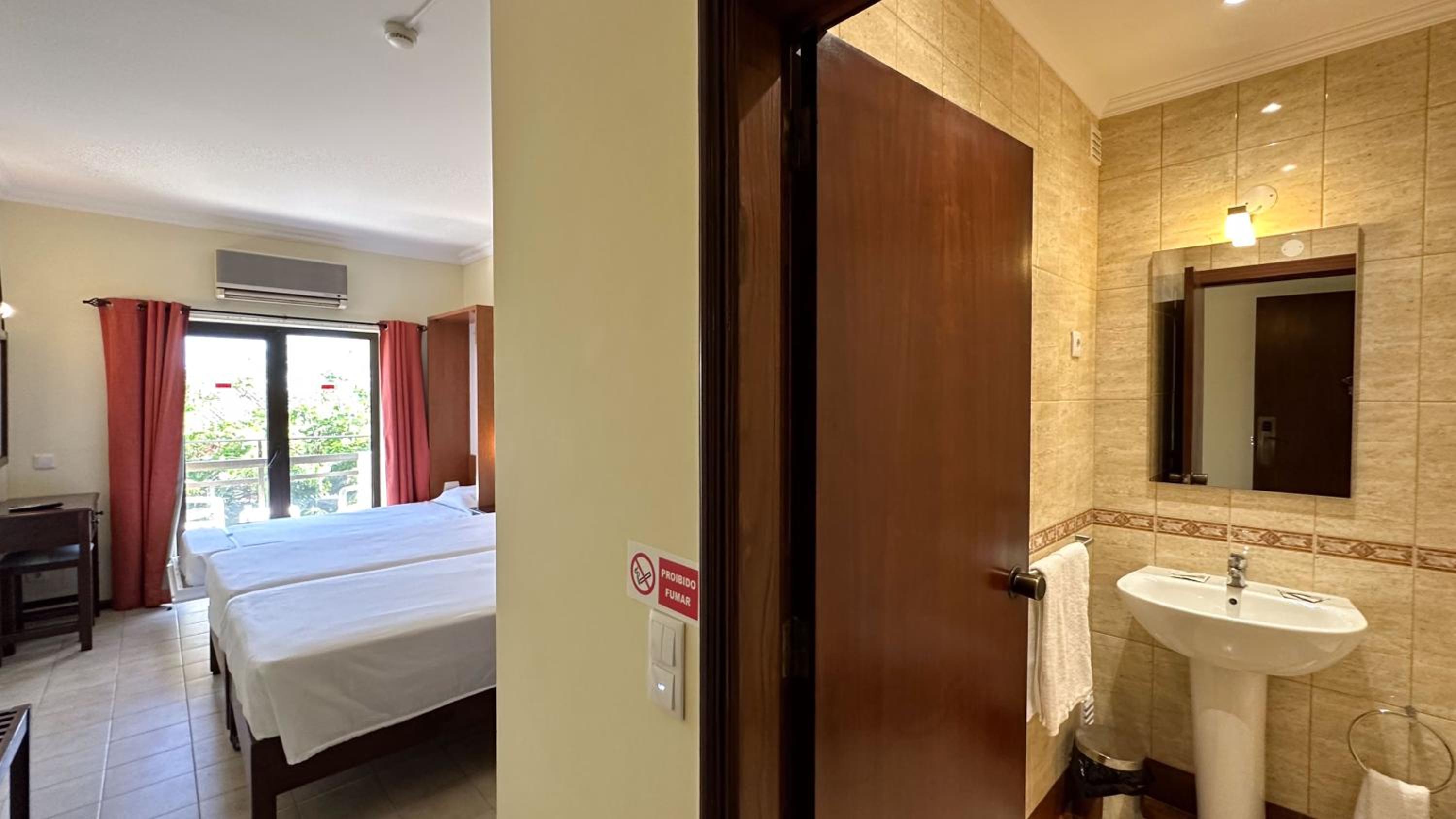 Standard Twin Room - Photo 4