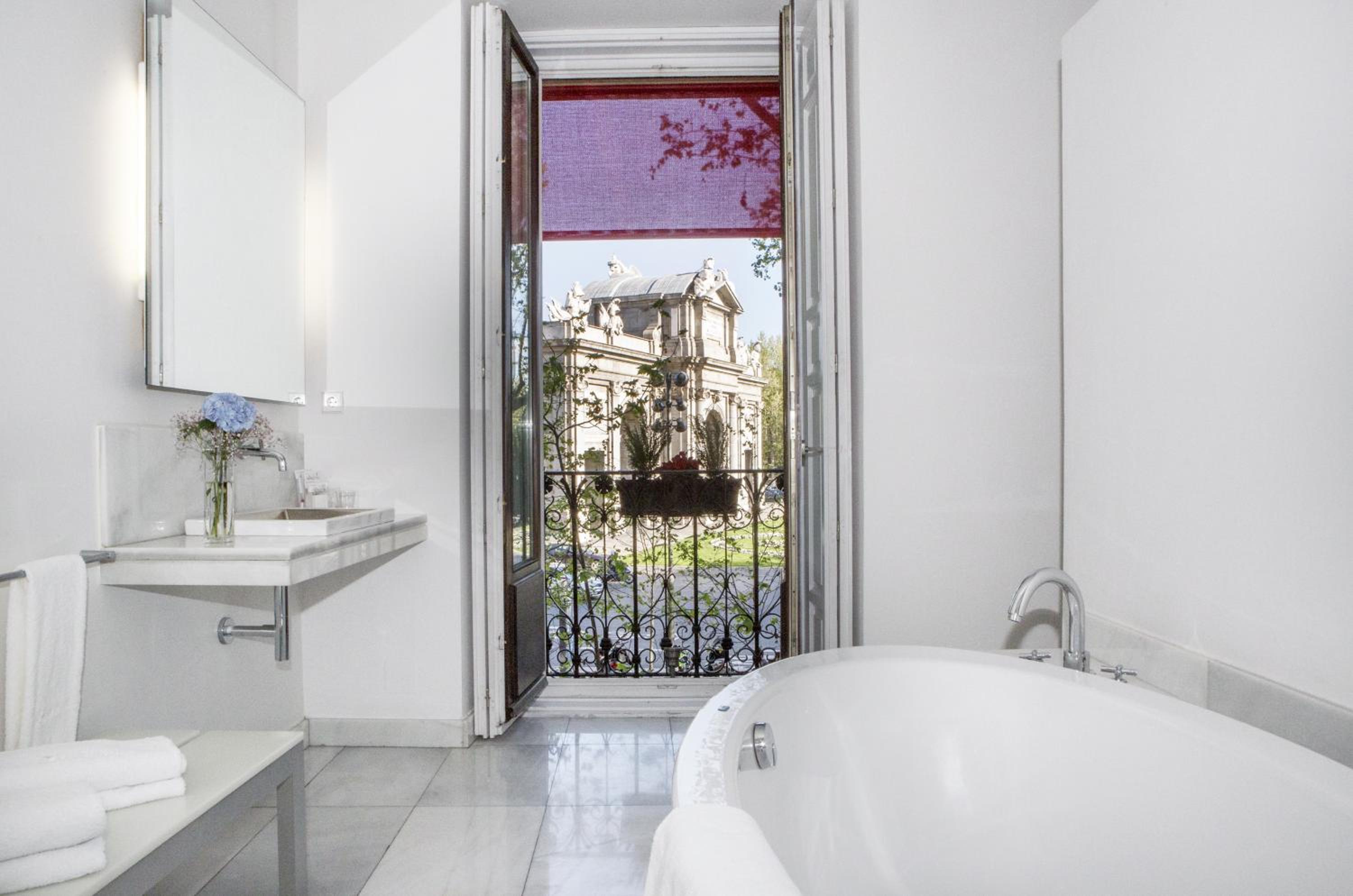 Deluxe Double or Twin Room with View - Photo 2