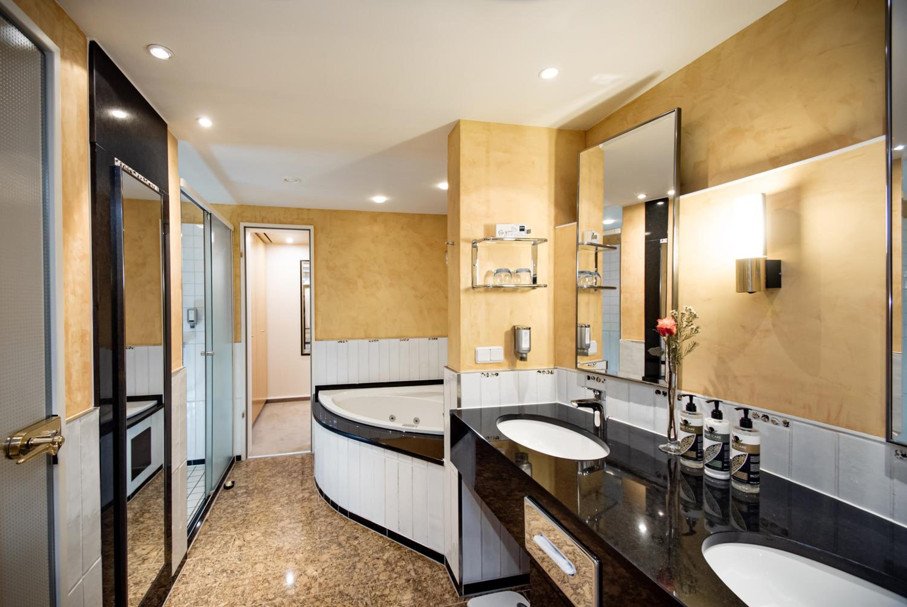 Deluxe Suite - Photo 9