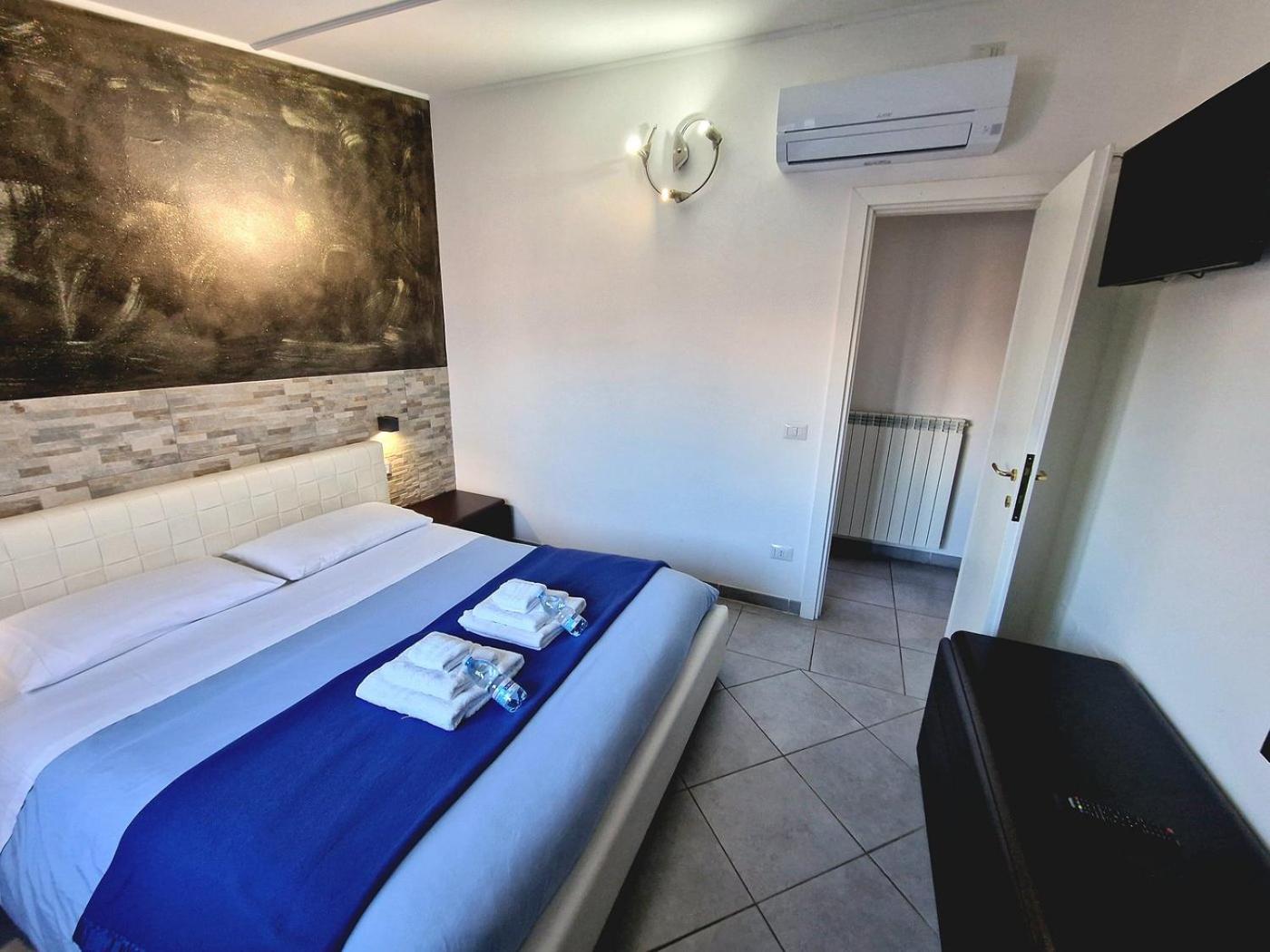 Double Room with Private Bathroom - Photo 8