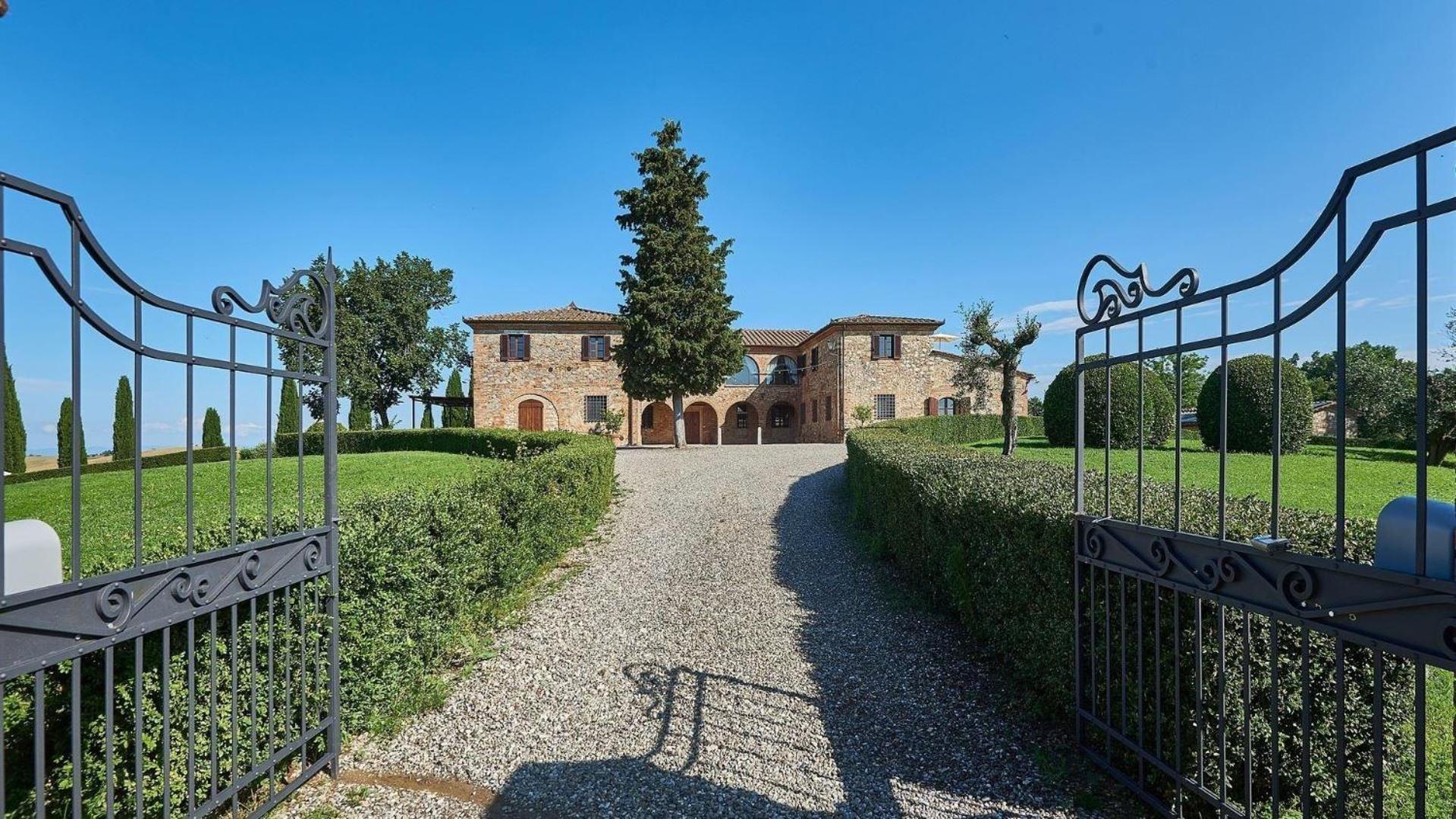 Nine-Bedroom Villa photo 2