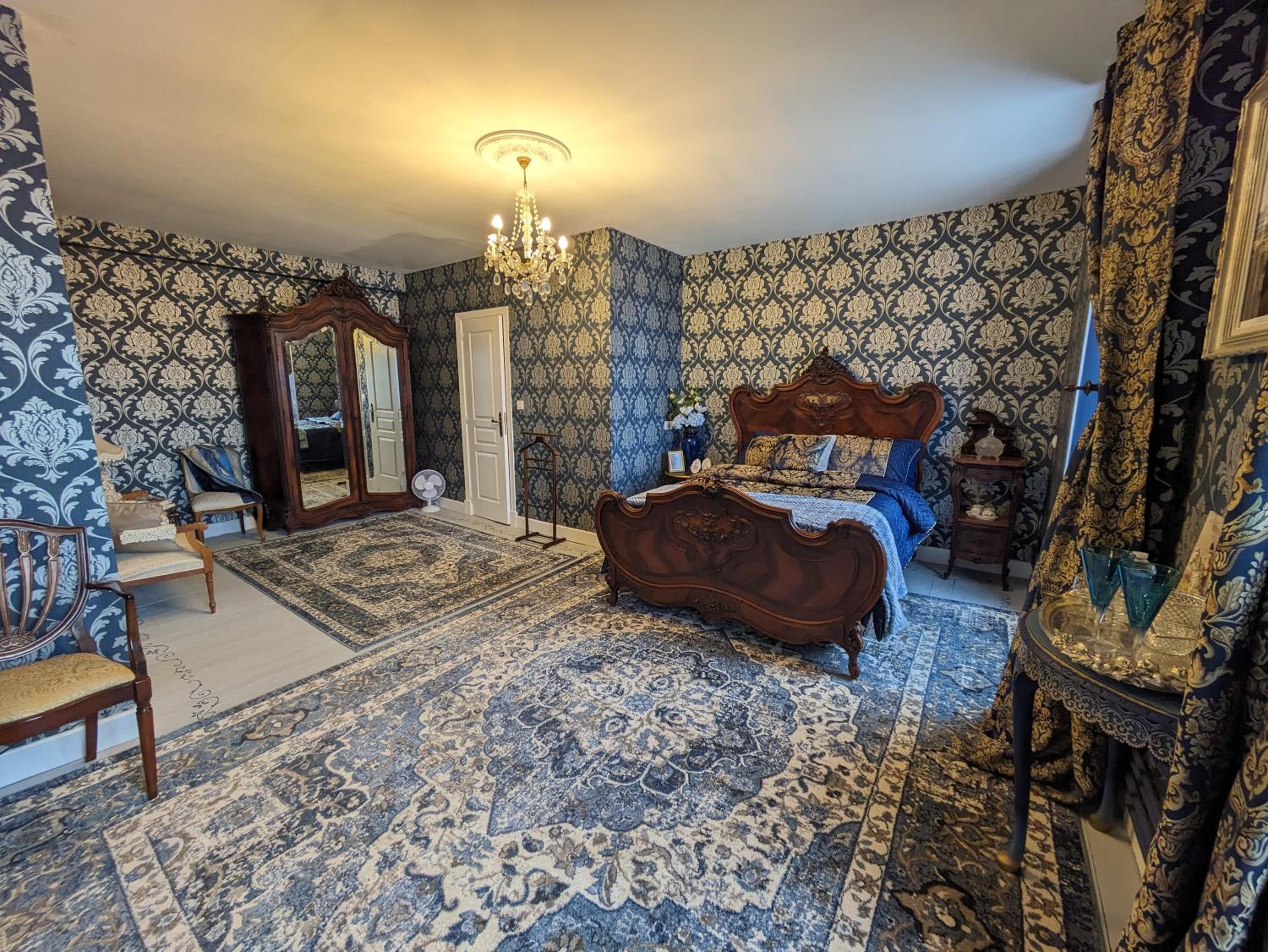 Deluxe King Suite photo 2