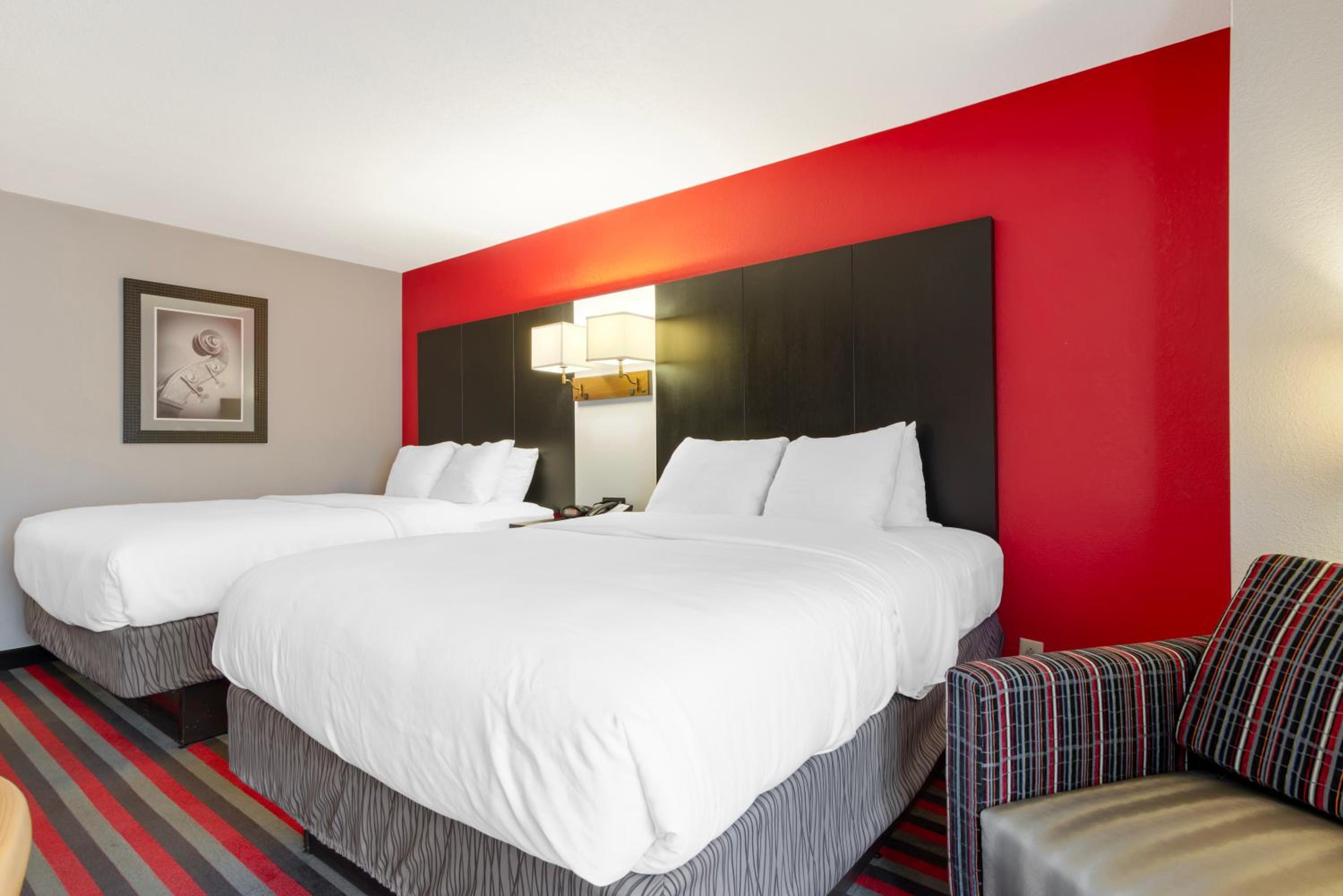 Queen Room with Two Queen Beds - Non-Smoking photo 2