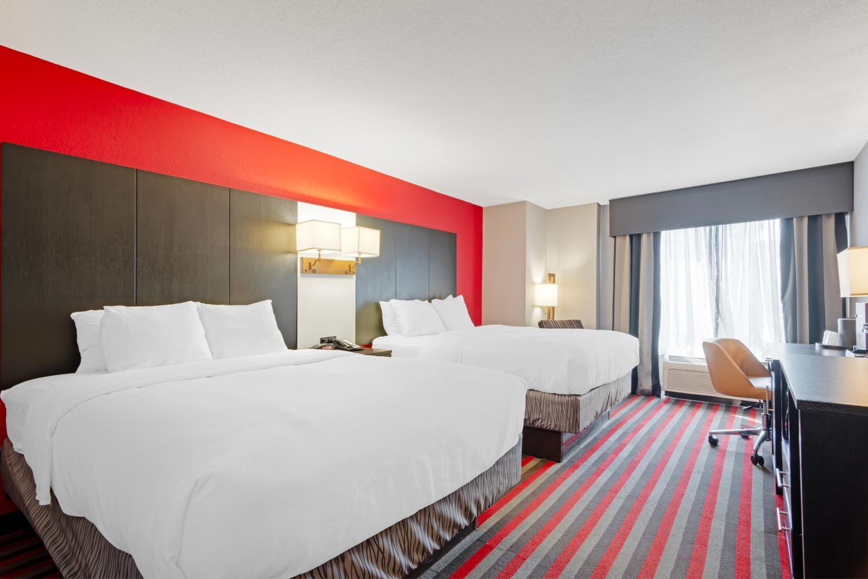 Queen Room with Two Queen Beds - Non-Smoking photo 3
