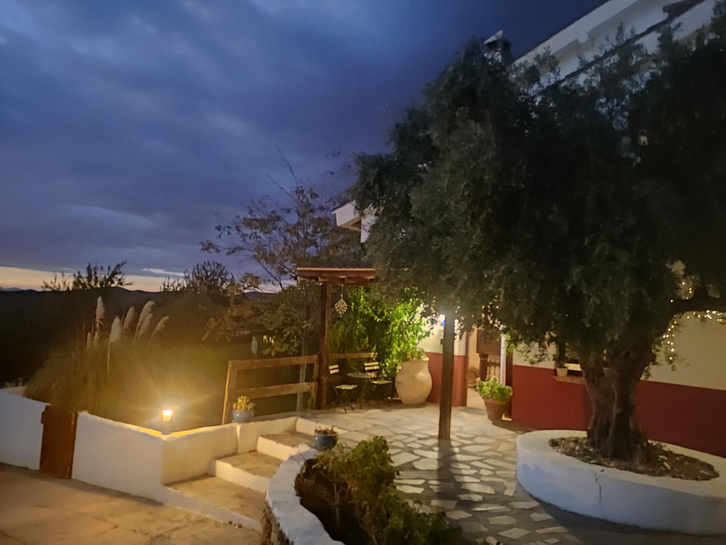 Double Room with Balcony - Photo 8
