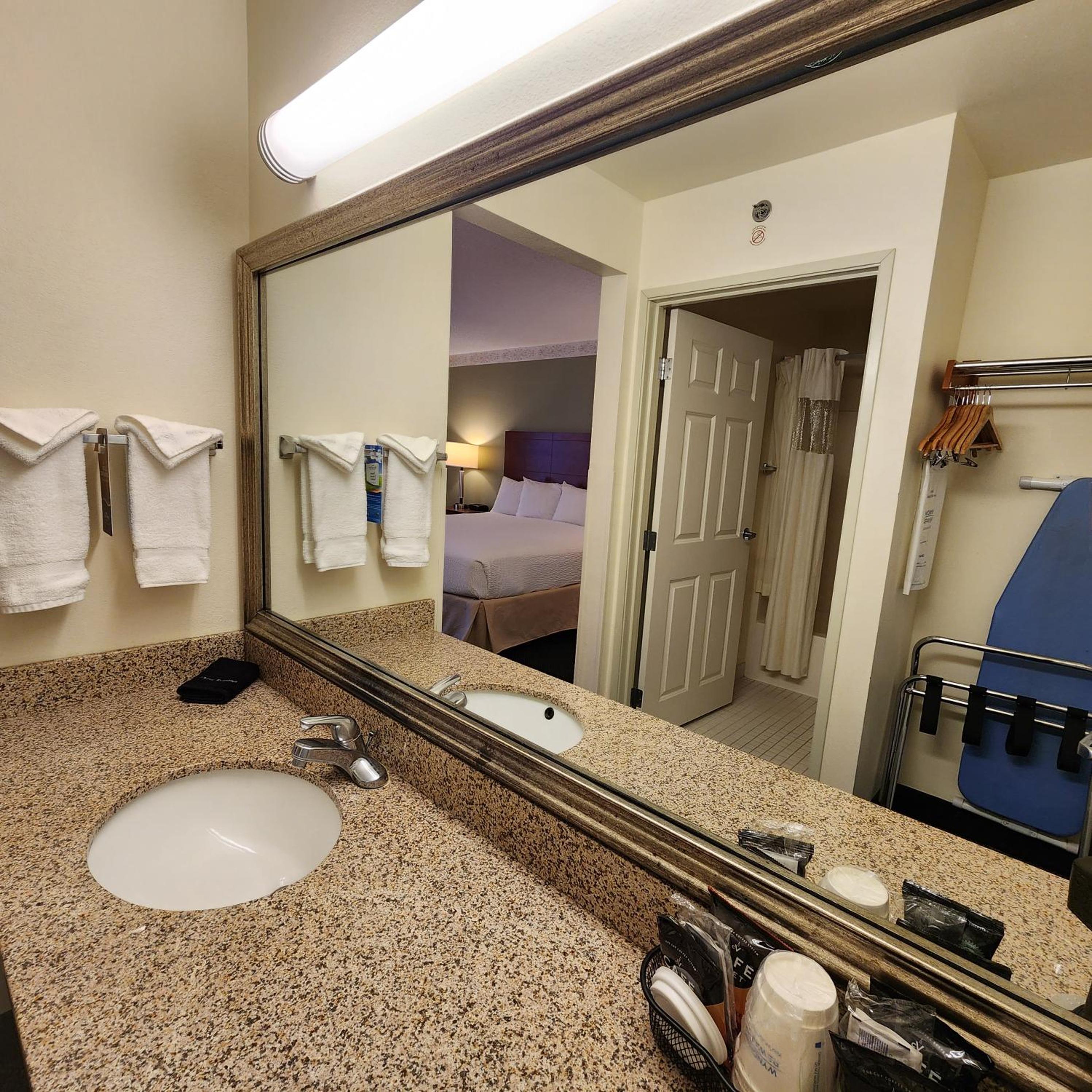 King Room - Non-Smoking photo 2