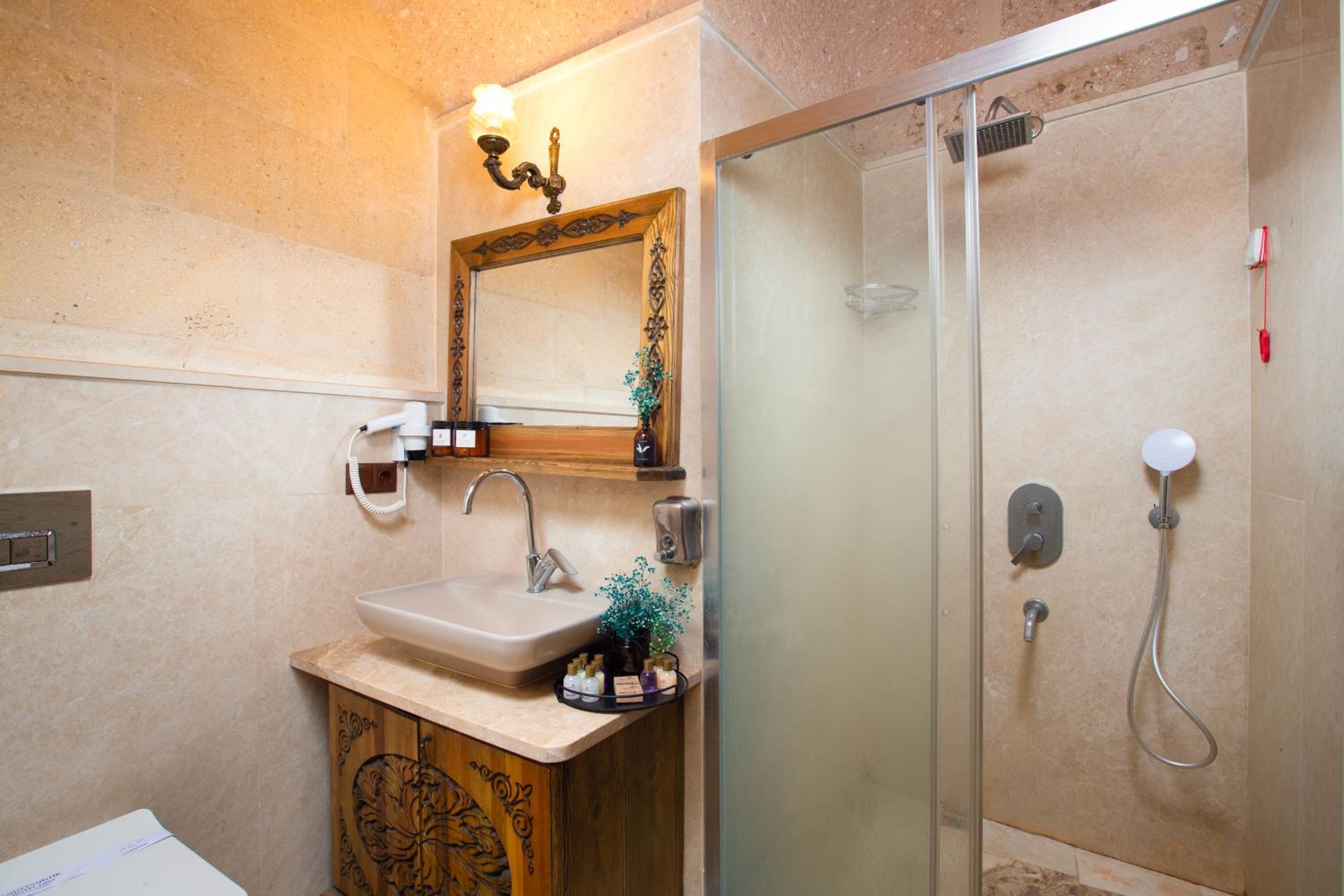 Romantic Cave Suite with Jacuzzi - Photo 4