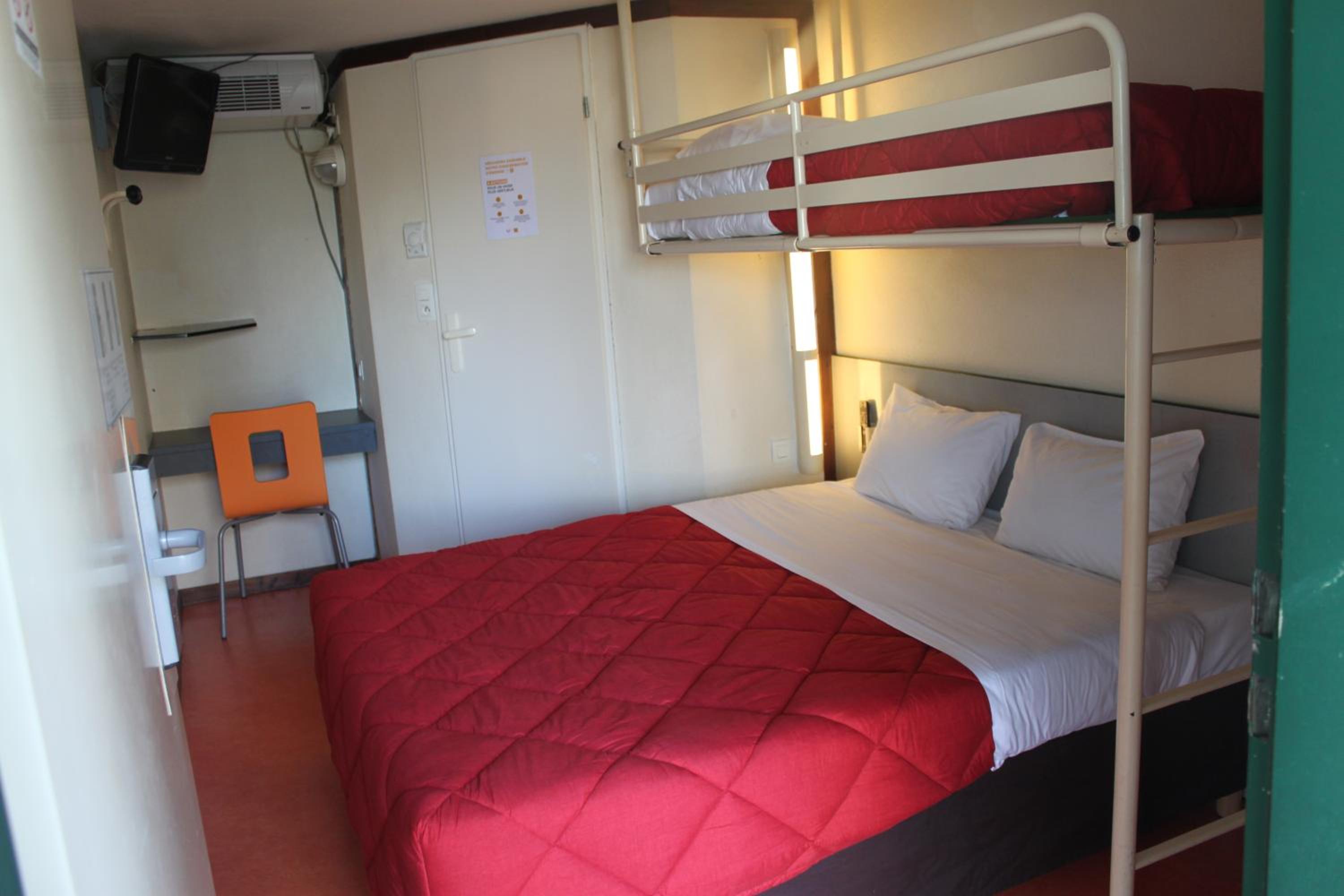 Triple Room with 1 Double + 1 Single Bed - Photo 3
