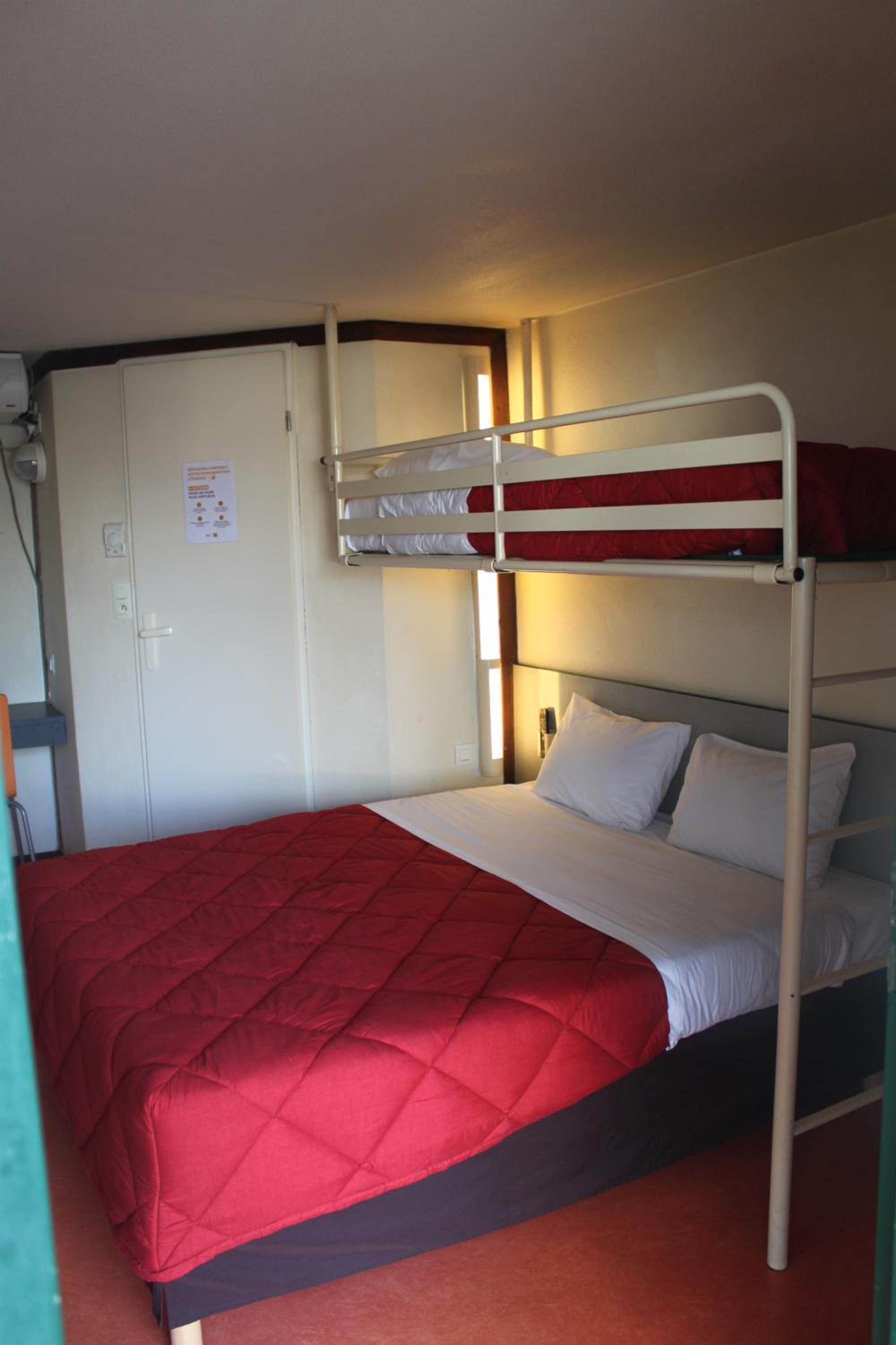 Triple Room with 1 Double + 1 Single Bed - Photo 1
