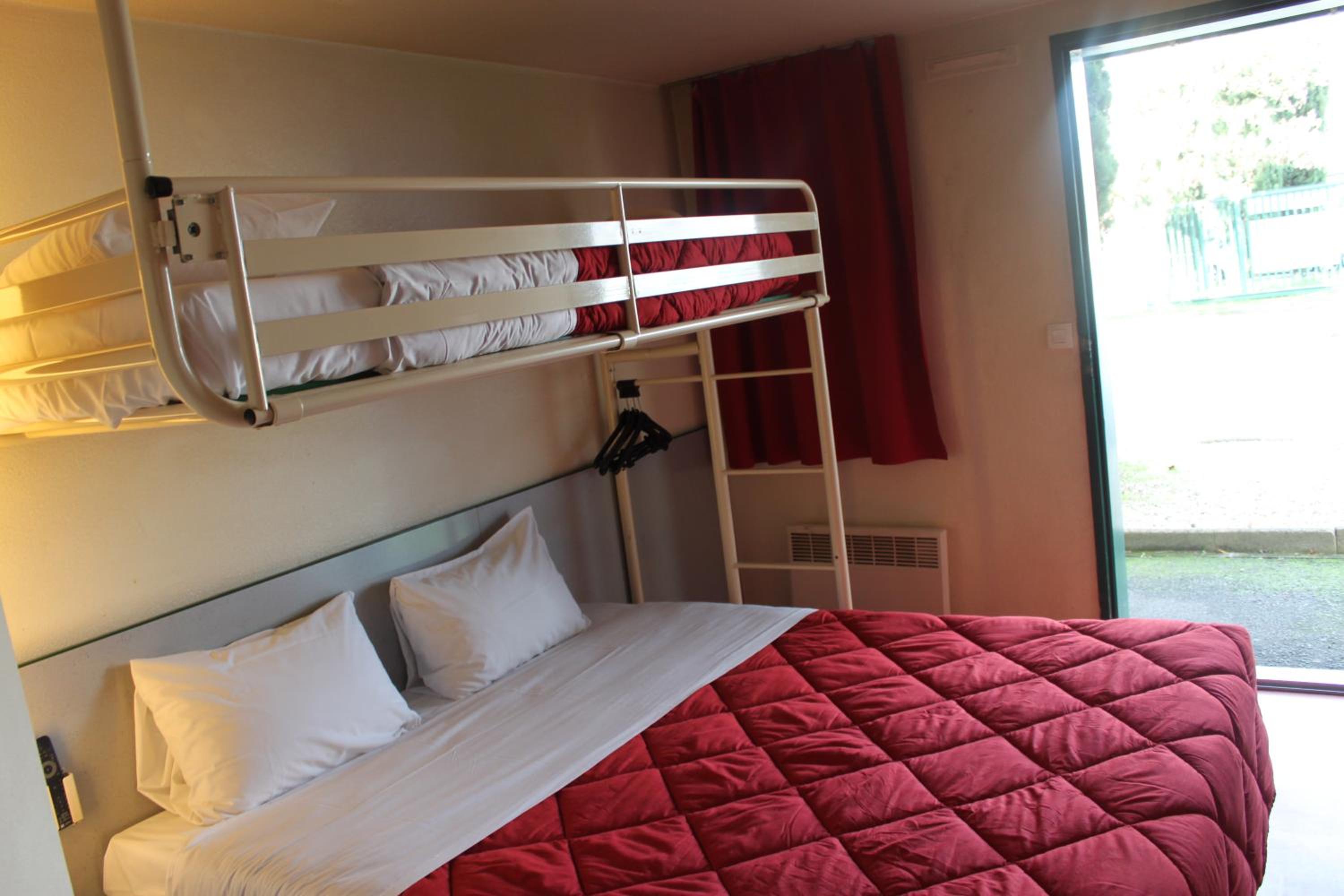 Triple Room with 1 Double + 1 Single Bed - Photo 2