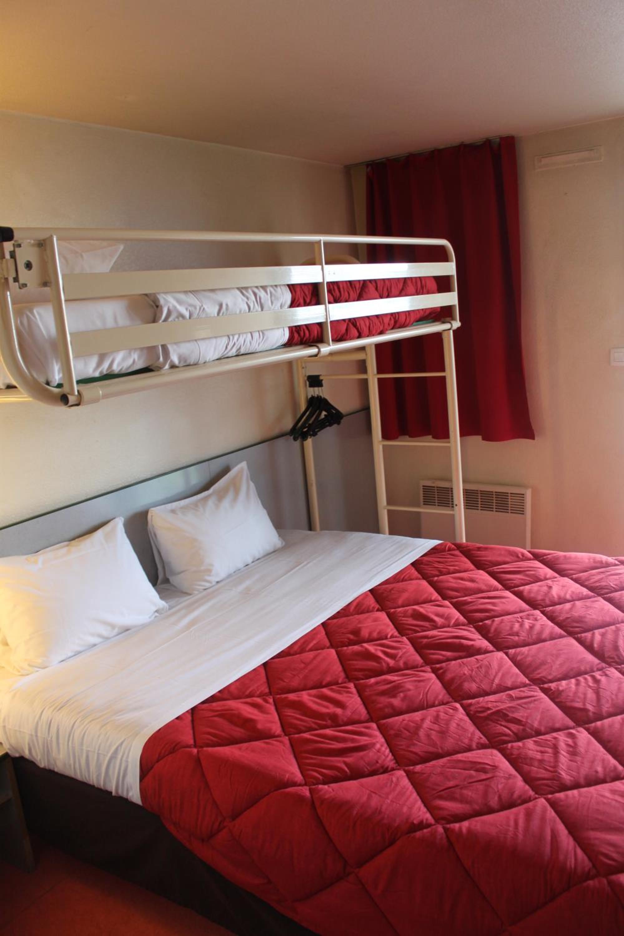 Triple Room with 1 Double + 1 Single Bed - Photo 5
