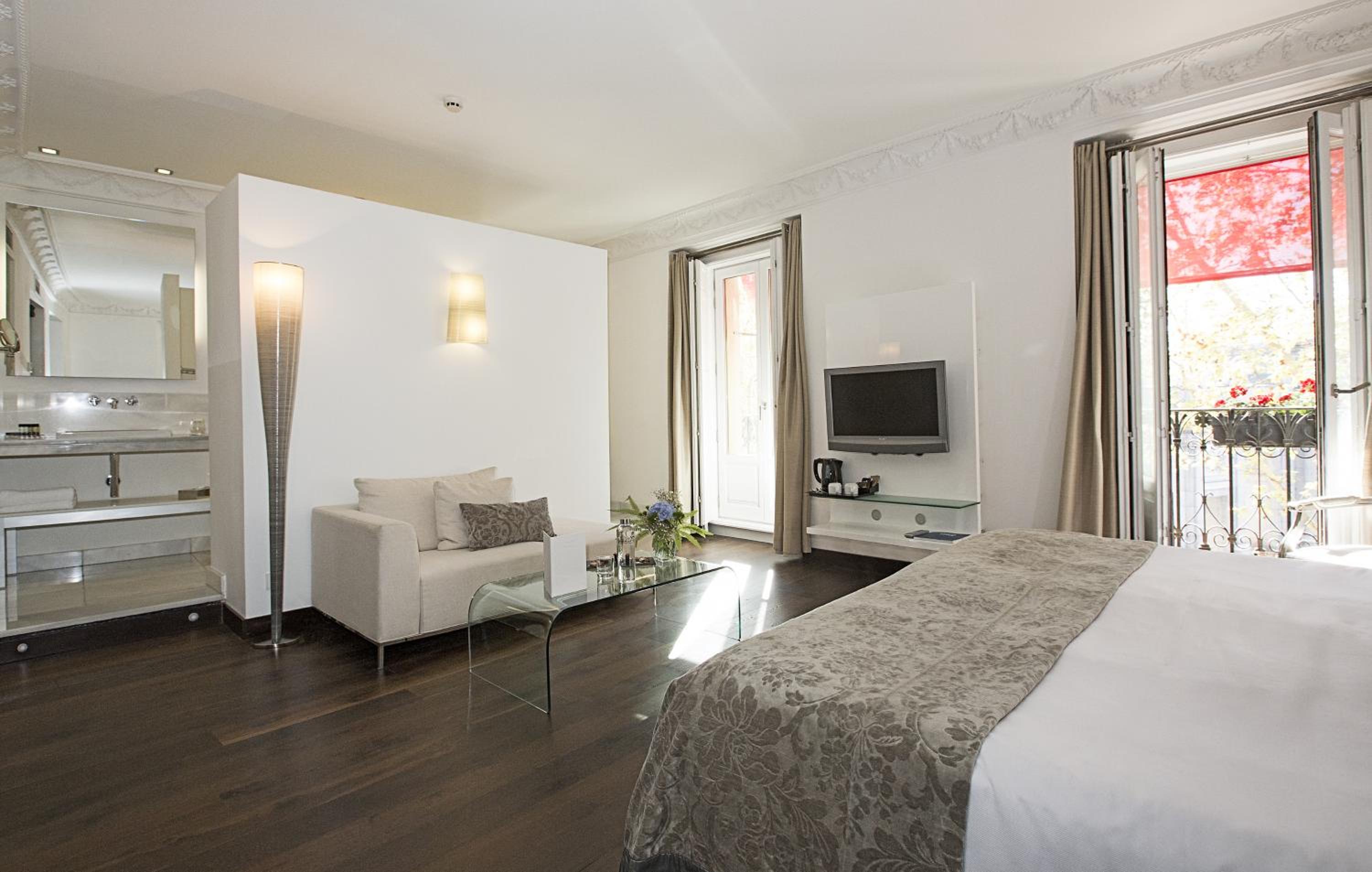 Deluxe Double or Twin Room with View - Photo 4