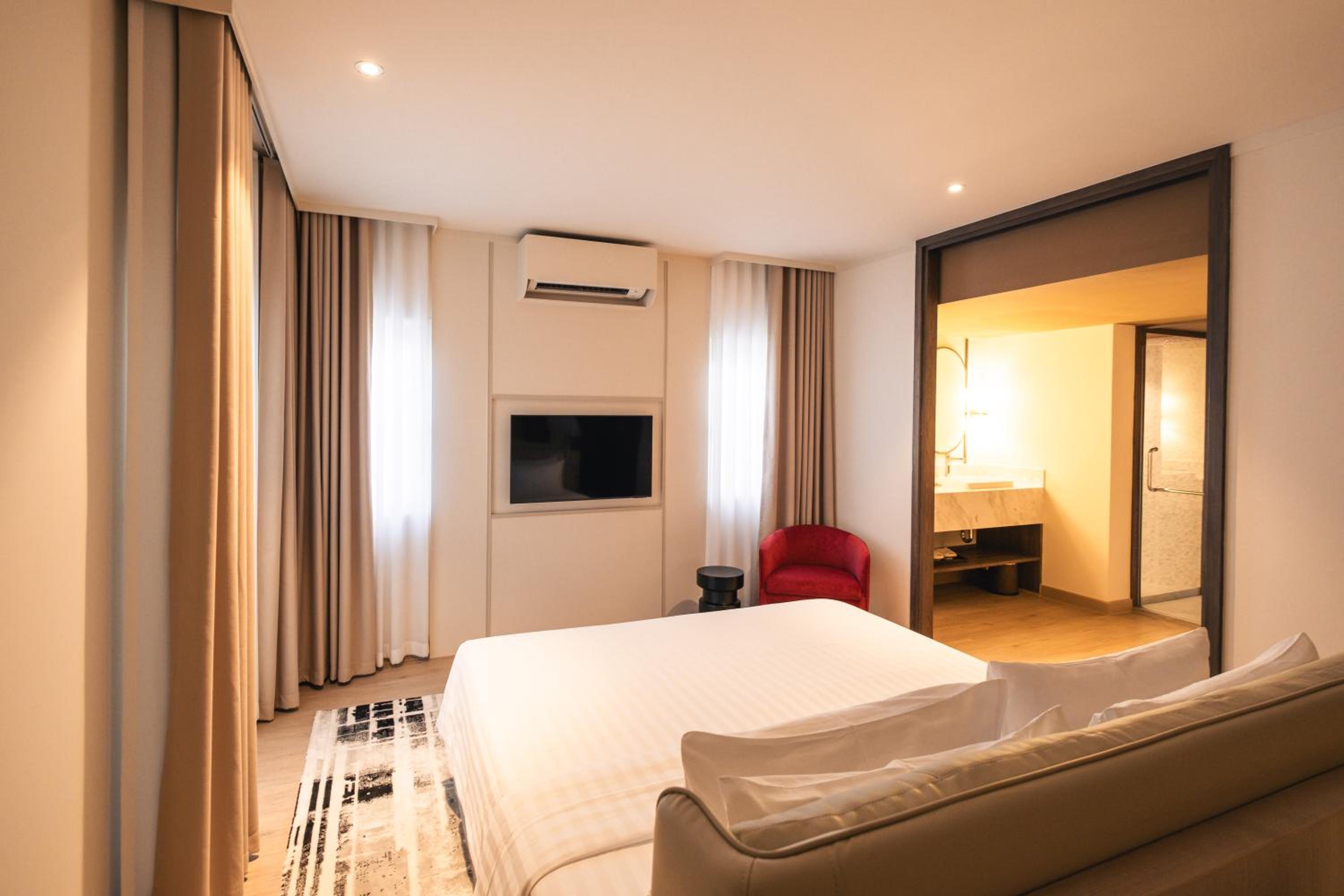 Deluxe King Suite - Photo 3