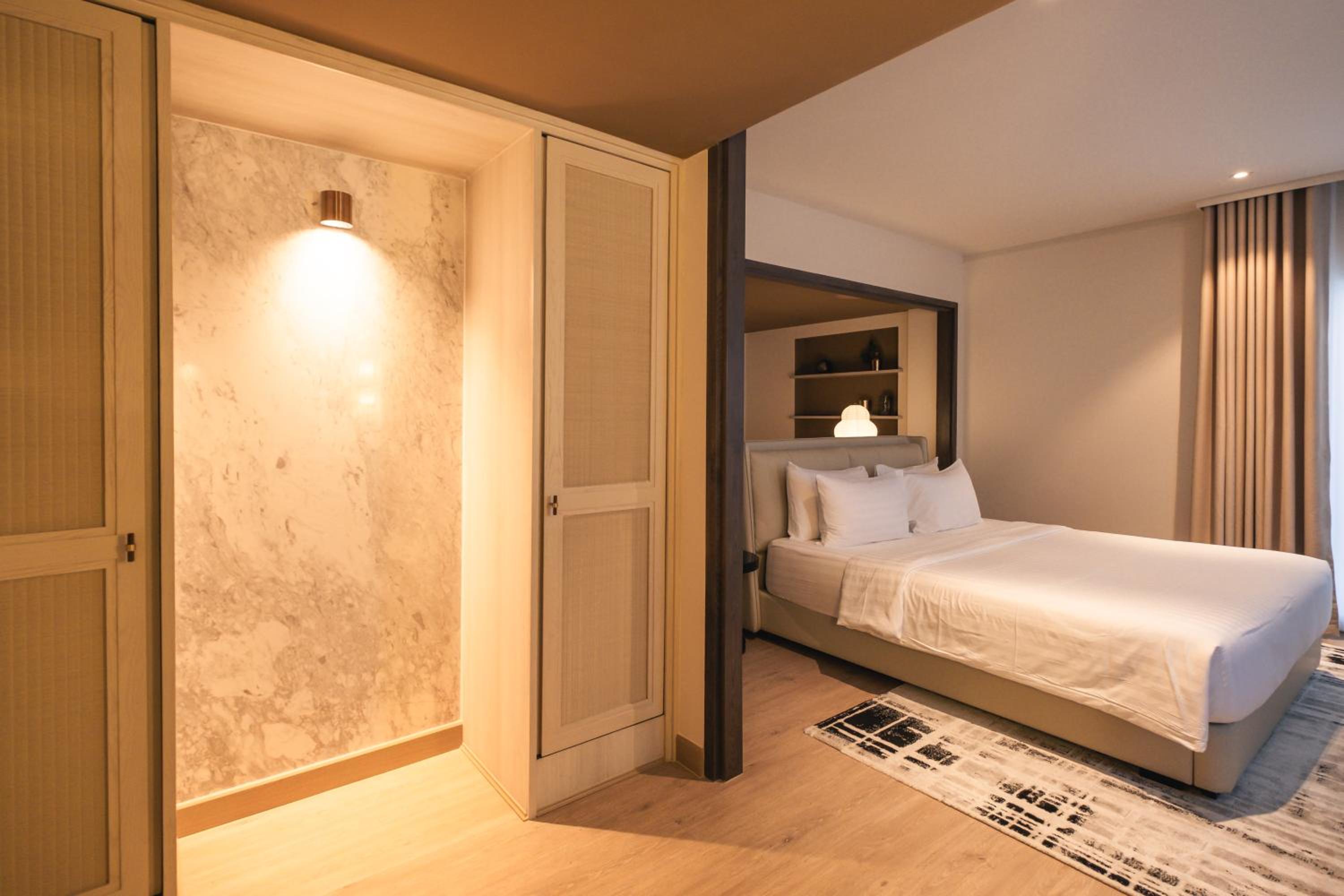 Deluxe King Suite - Photo 2