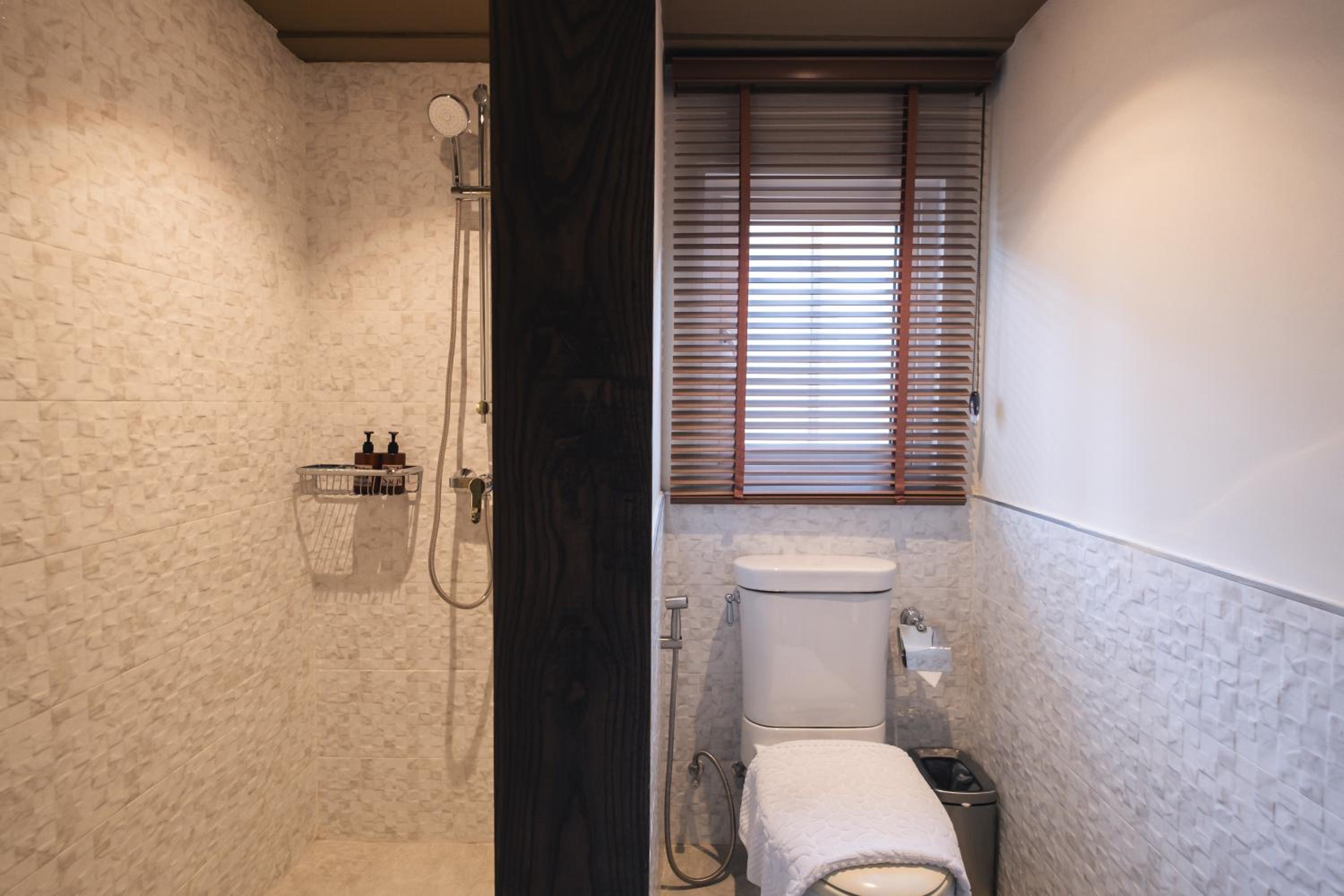 Deluxe King Suite - Photo 6
