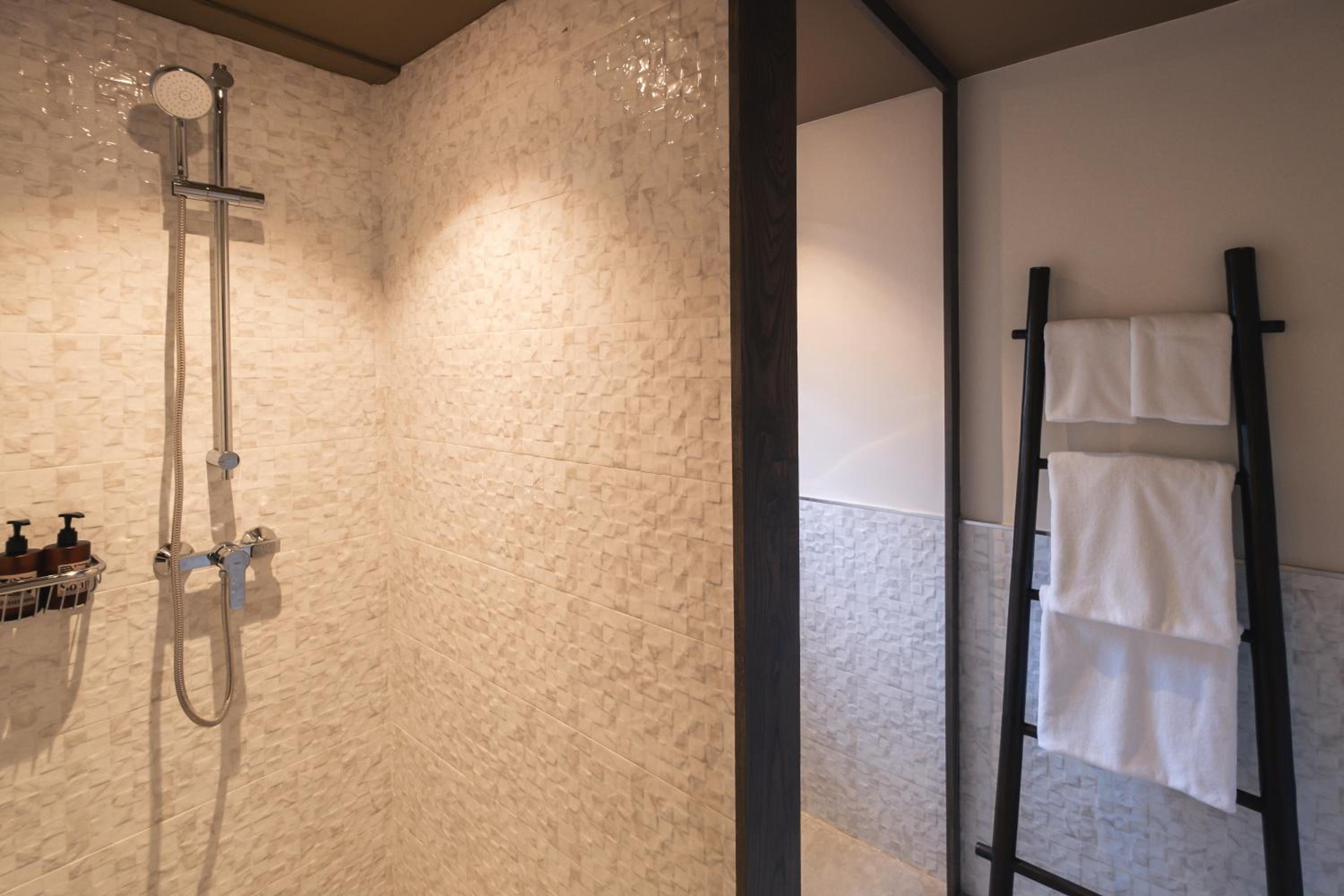 Deluxe King Suite - Photo 5