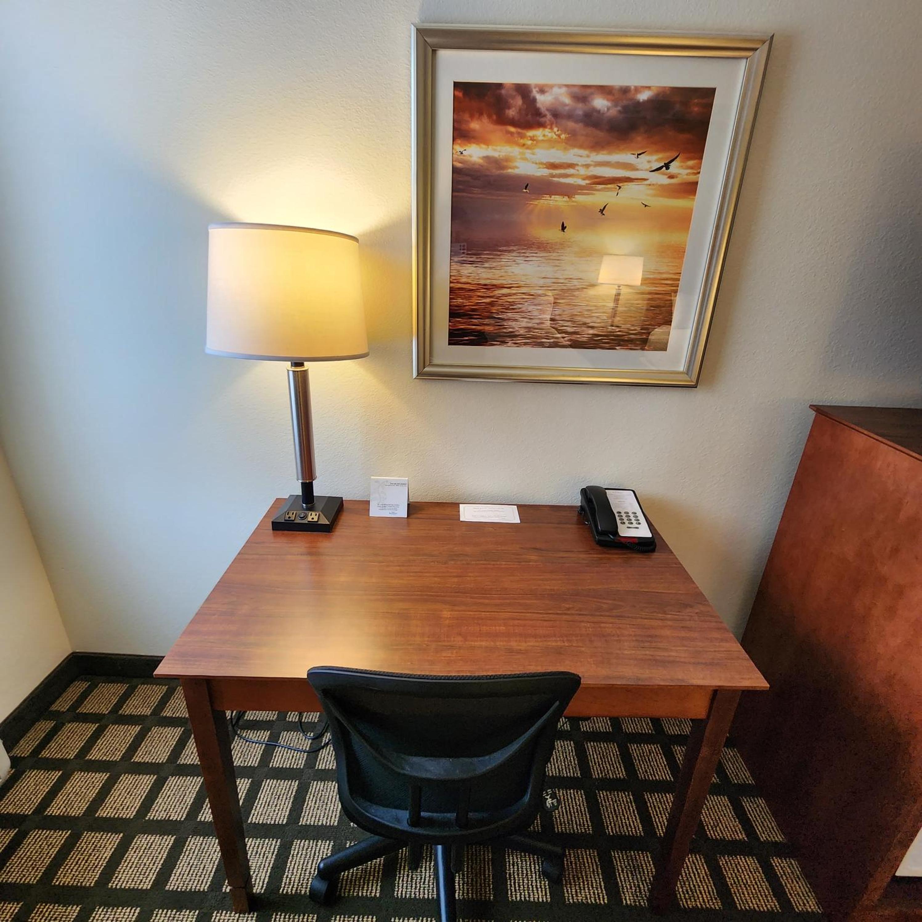 Queen Room - Non-Smoking photo 2