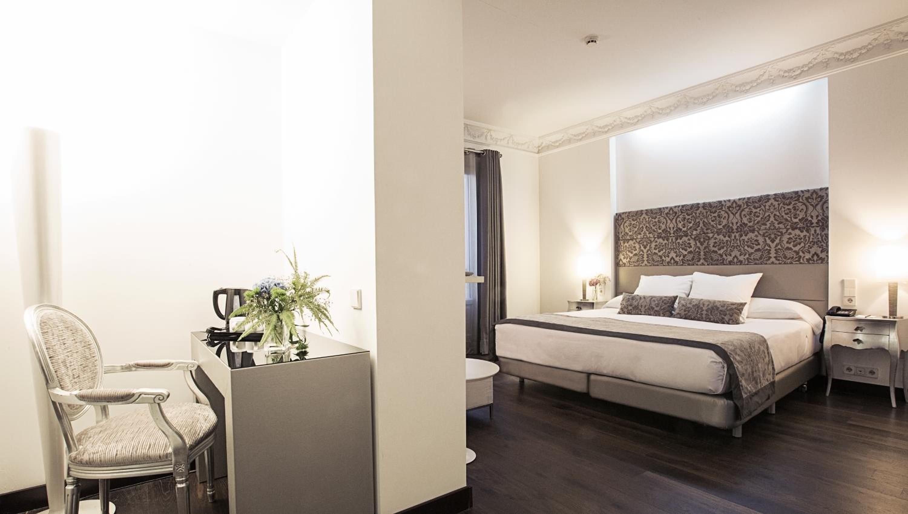Double or Twin Room with Extra Bed - Photo 1
