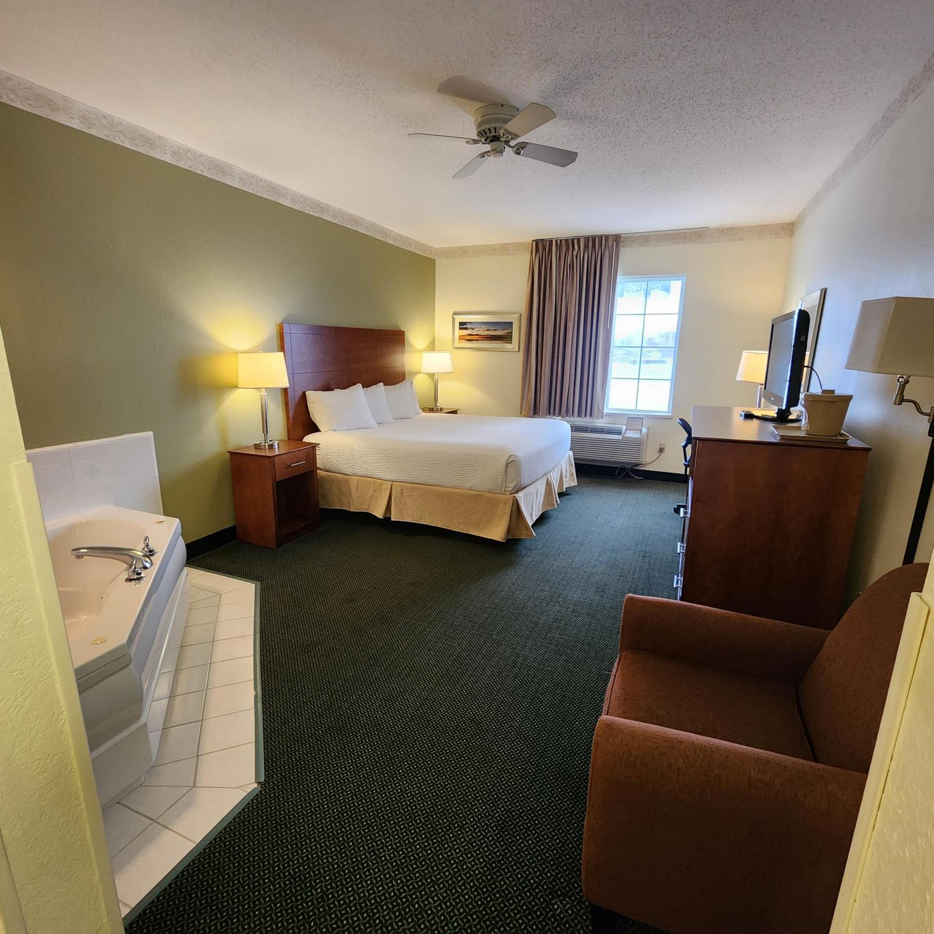 King Suite with Whirlpool - Non-Smoking photo 1