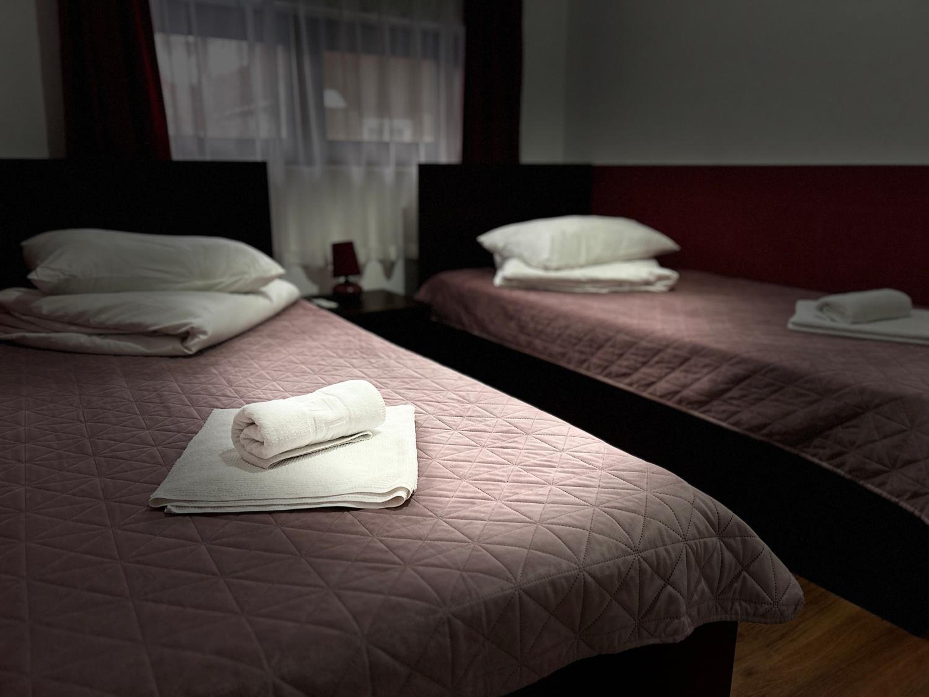 Deluxe Double Room with Shower - Photo 4