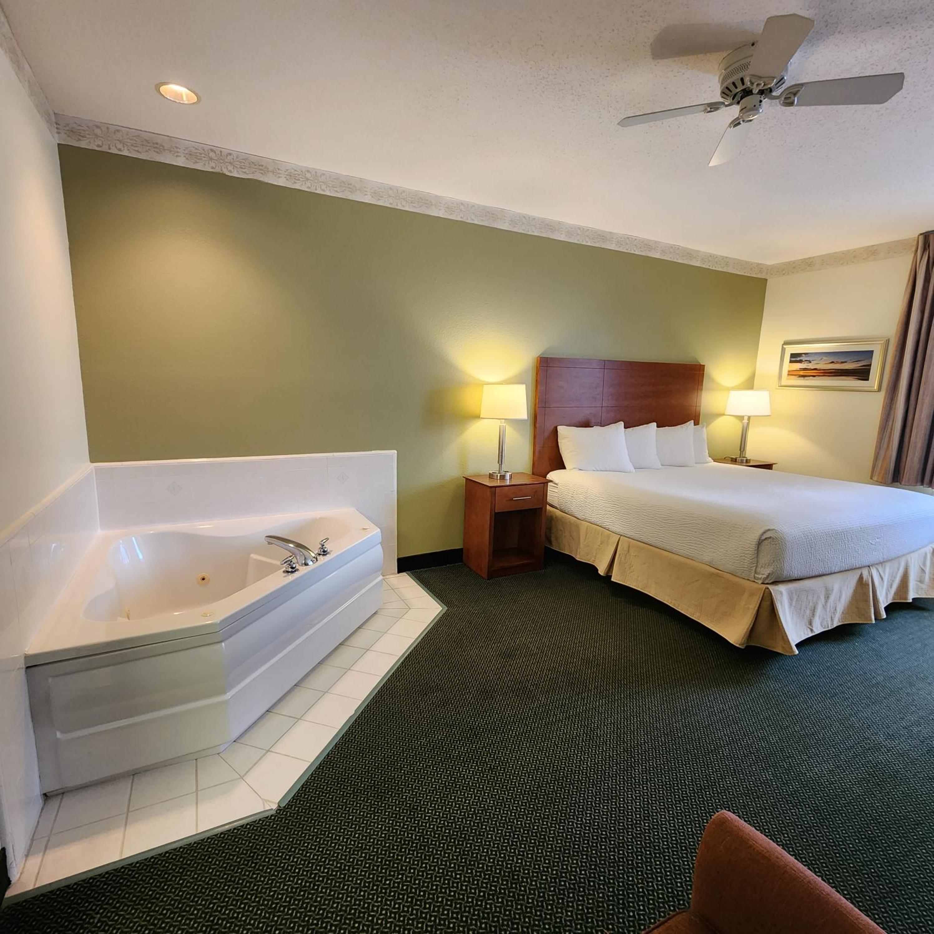 King Suite with Whirlpool - Non-Smoking photo 2