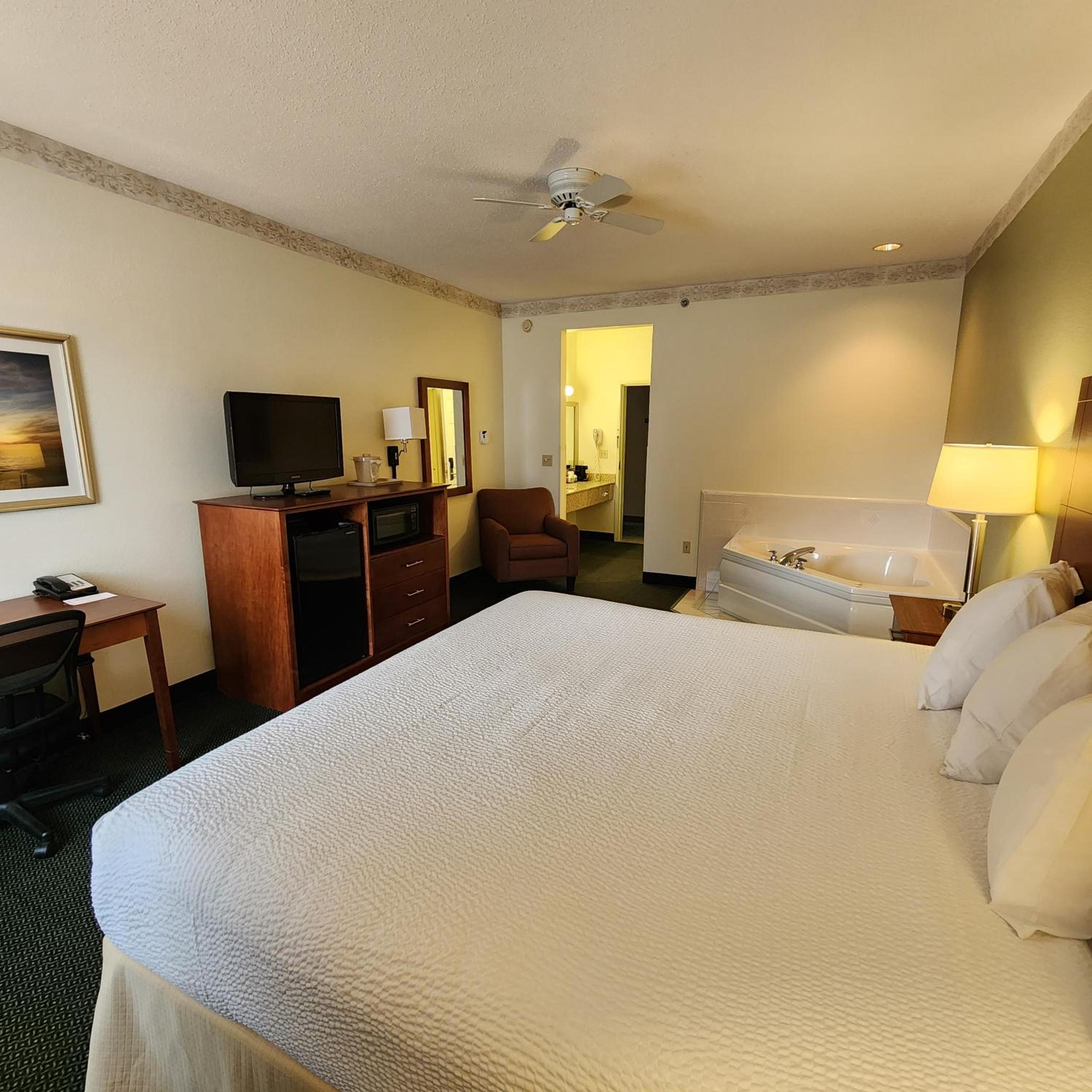 King Suite with Whirlpool - Non-Smoking photo 3