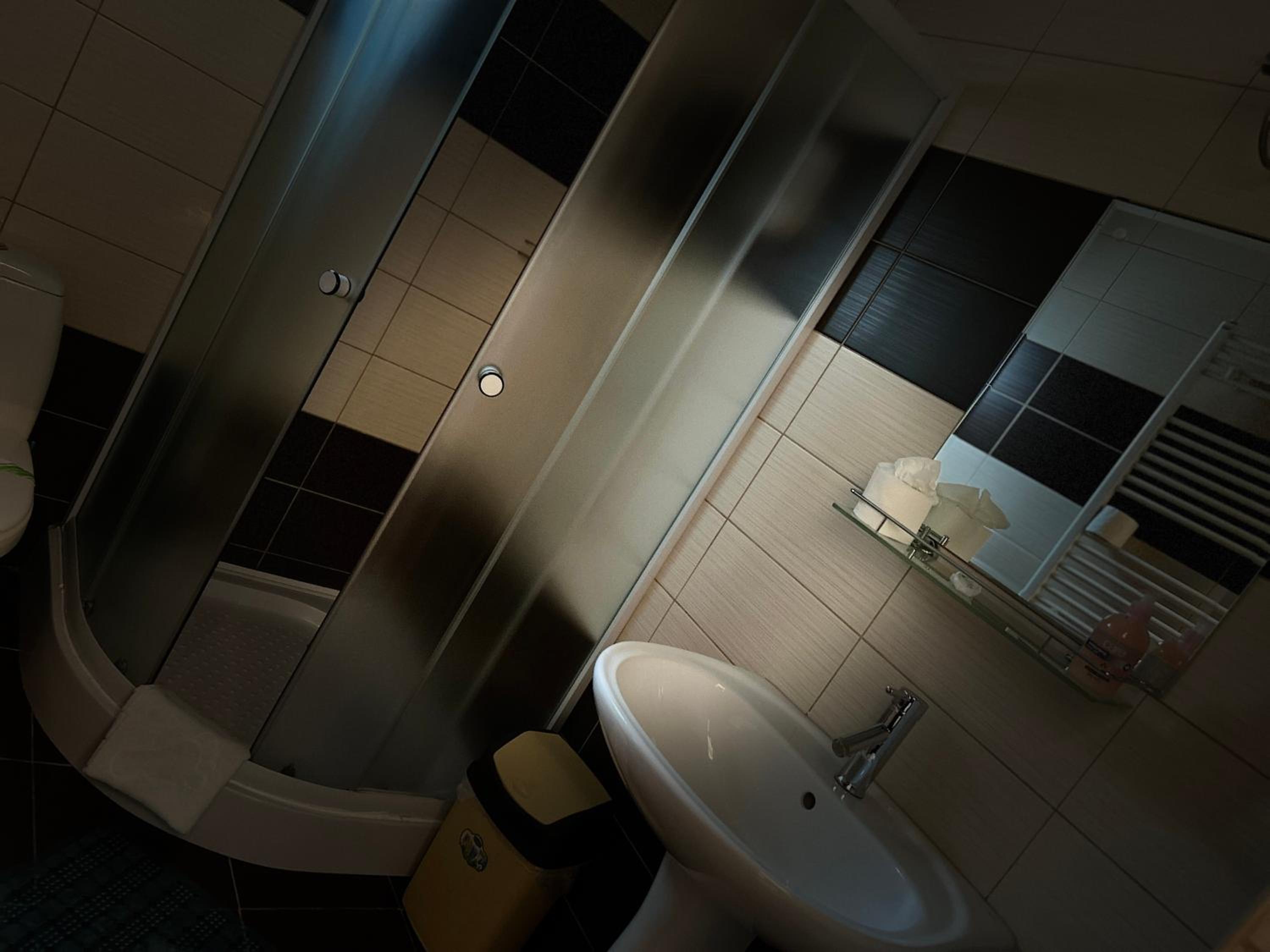 Deluxe Double Room with Shower - Photo 6