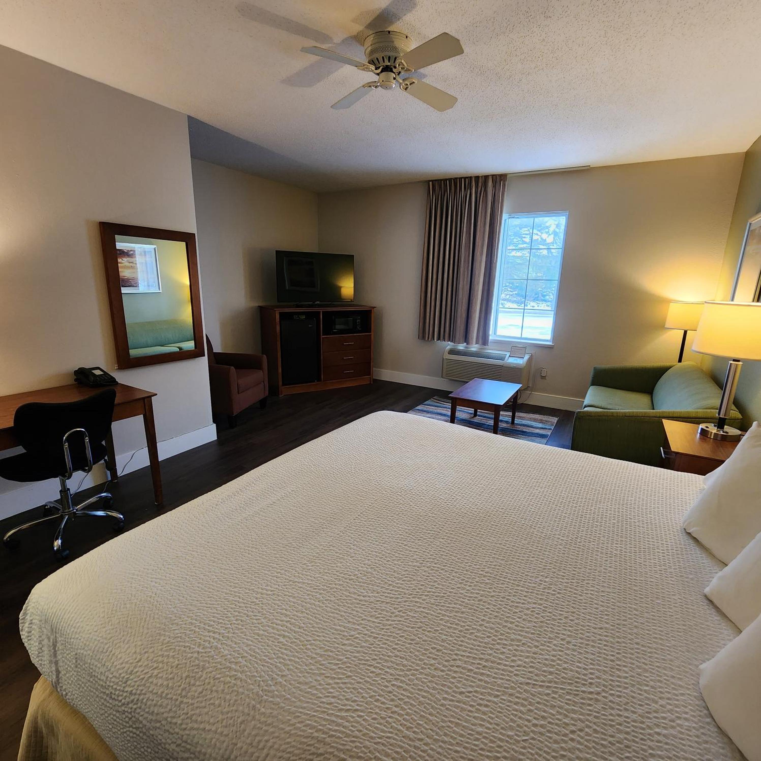 King Suite - Non-Smoking photo 3